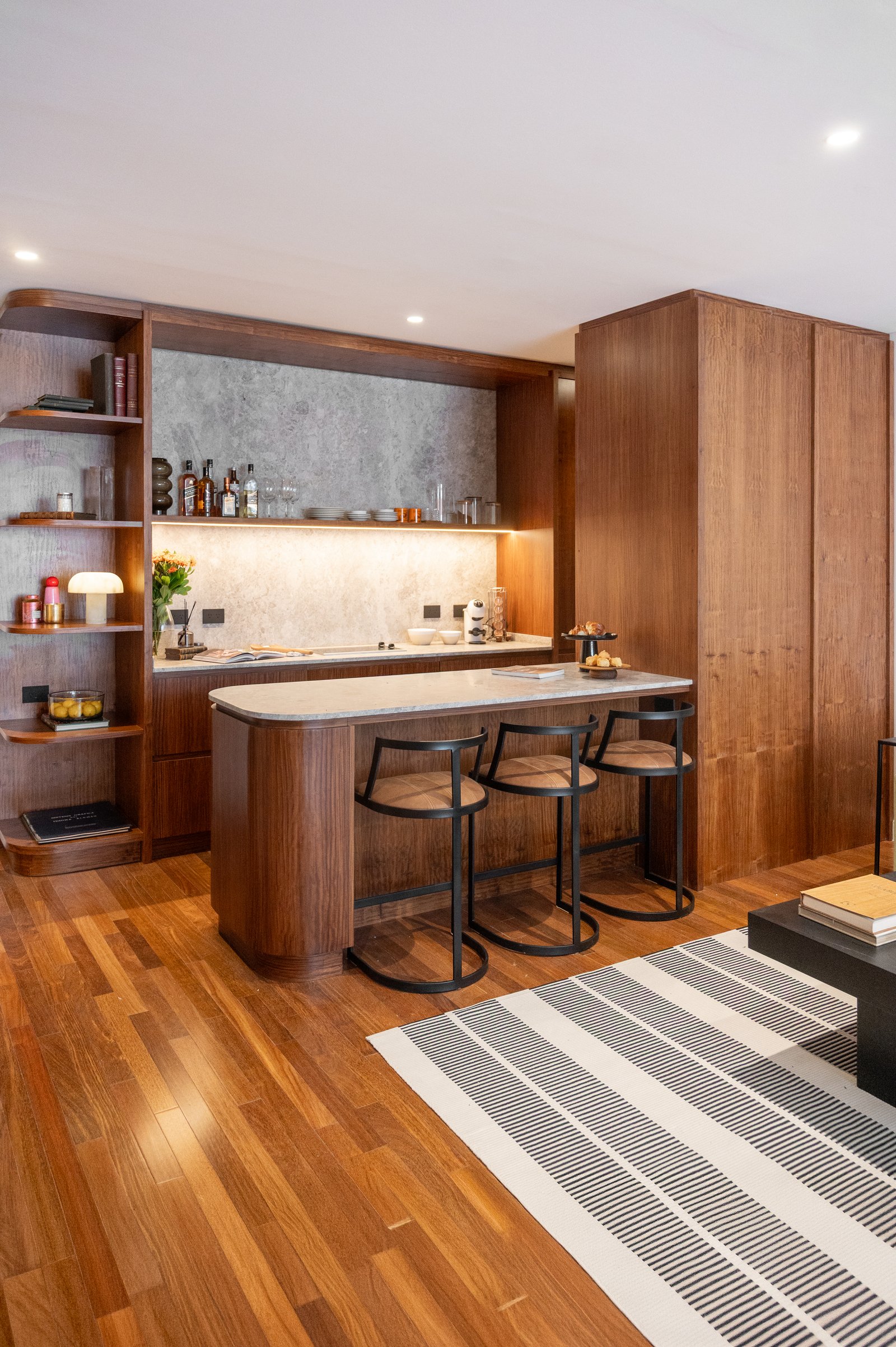 Cocina moderna de madera con isla curva y barra — proyecto MONTEVIDEO, por AB ARQUITECTURA, en Recoleta