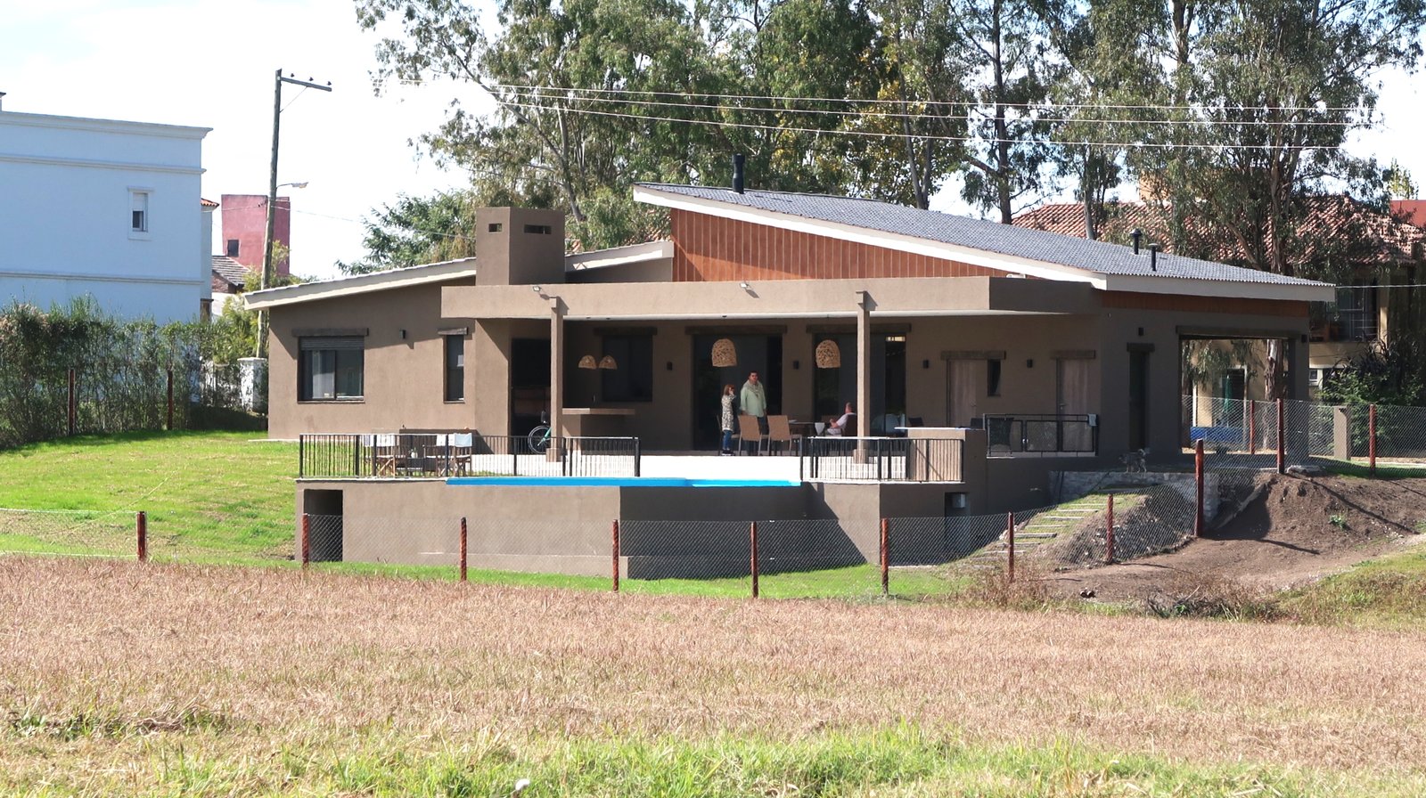 Casa moderna com piscina e pátio em ambiente suburbano — projeto Casa La Paz, por Luciana González Anderson, em Salta