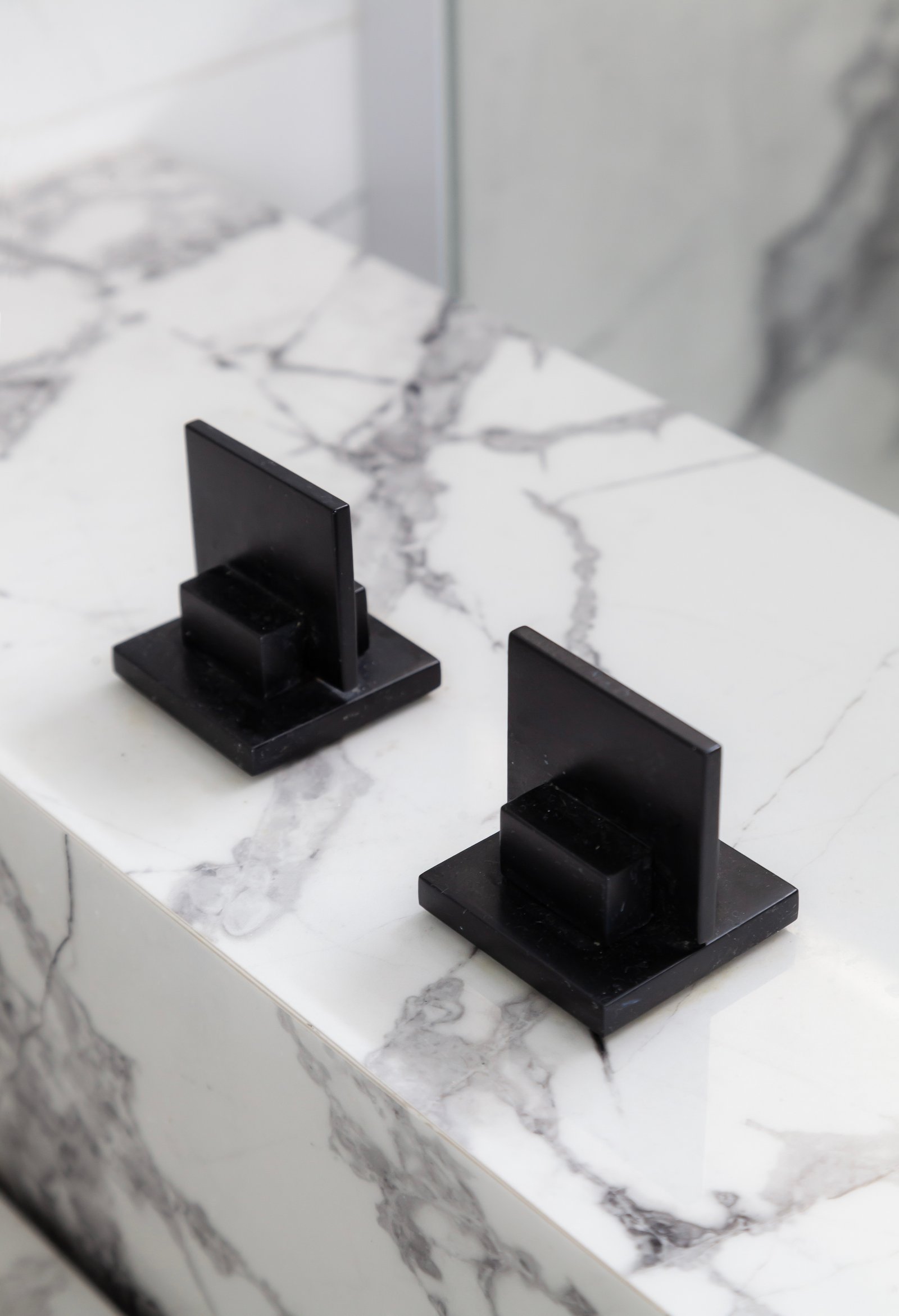 Elementos arquitectónicos negros sobre encimera de mármol — proyecto Alvear | Redefining luxury, por Ren Studio, en Recoleta