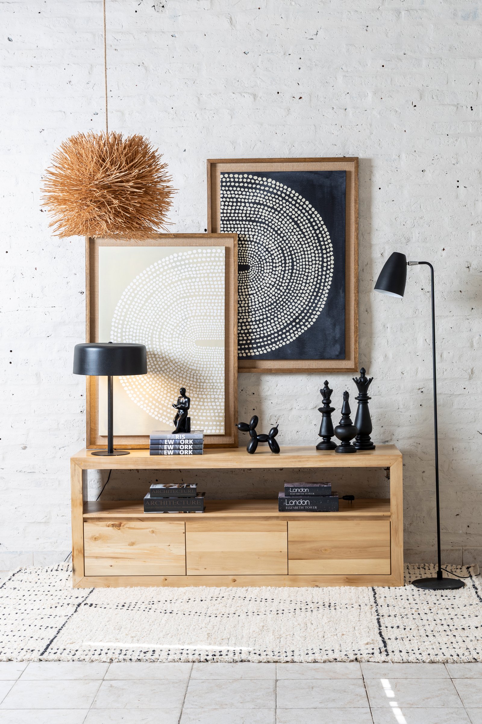 Sala de estar moderna boho com arte abstrata e móveis de madeira — projeto Styling para DALA deco, por El Marques deco y ambientaciones, em B1648 Tigre