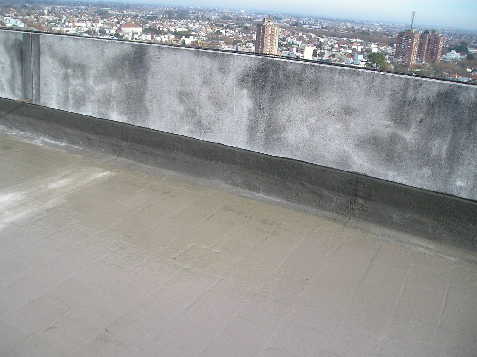 terraço em construção com vista urbana — projeto Tribunales San Isidro, por PROTEX, em San Isidro
