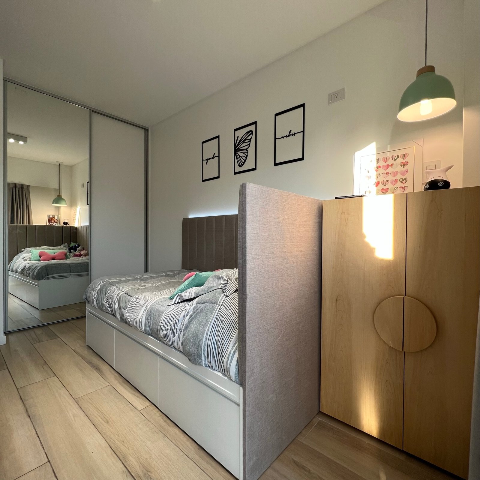 Dormitorio moderno con cama gris y armario de madera clara — proyecto Diaz Velez II, por MDBK Arquitectura, en Almagro