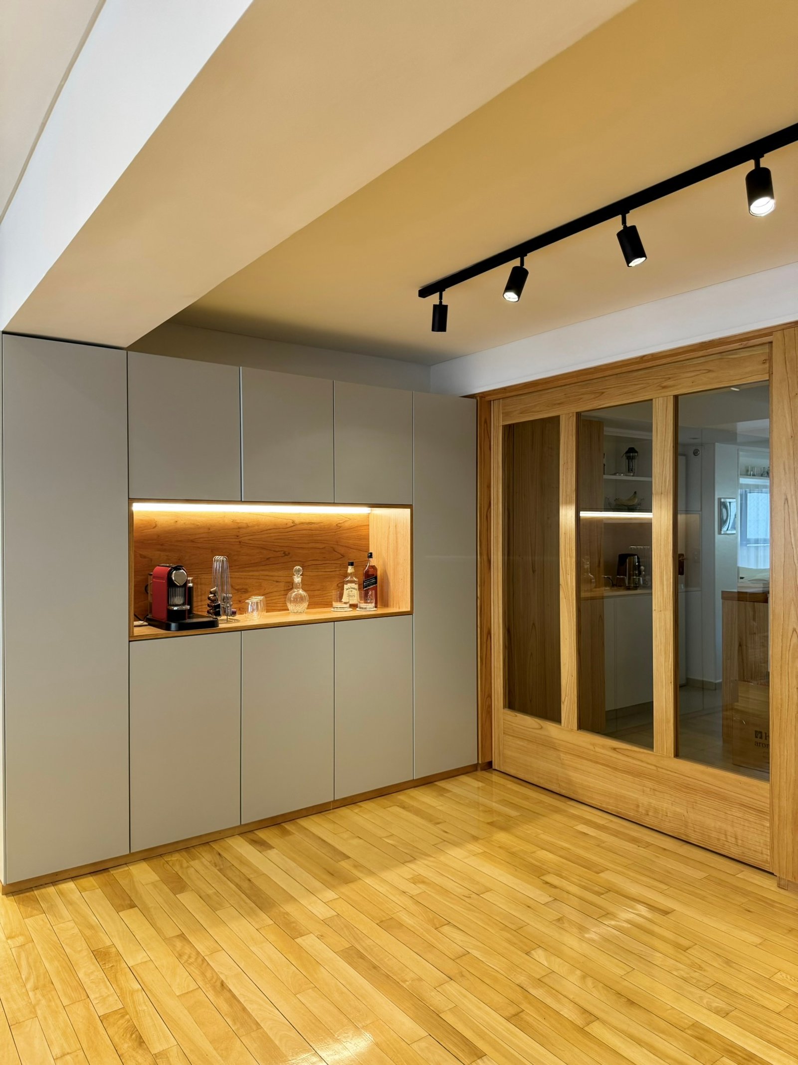 Living y comedor moderno con mobiliario gris y madera — proyecto Mendoza, por MDBK Arquitectura, en Belgrano