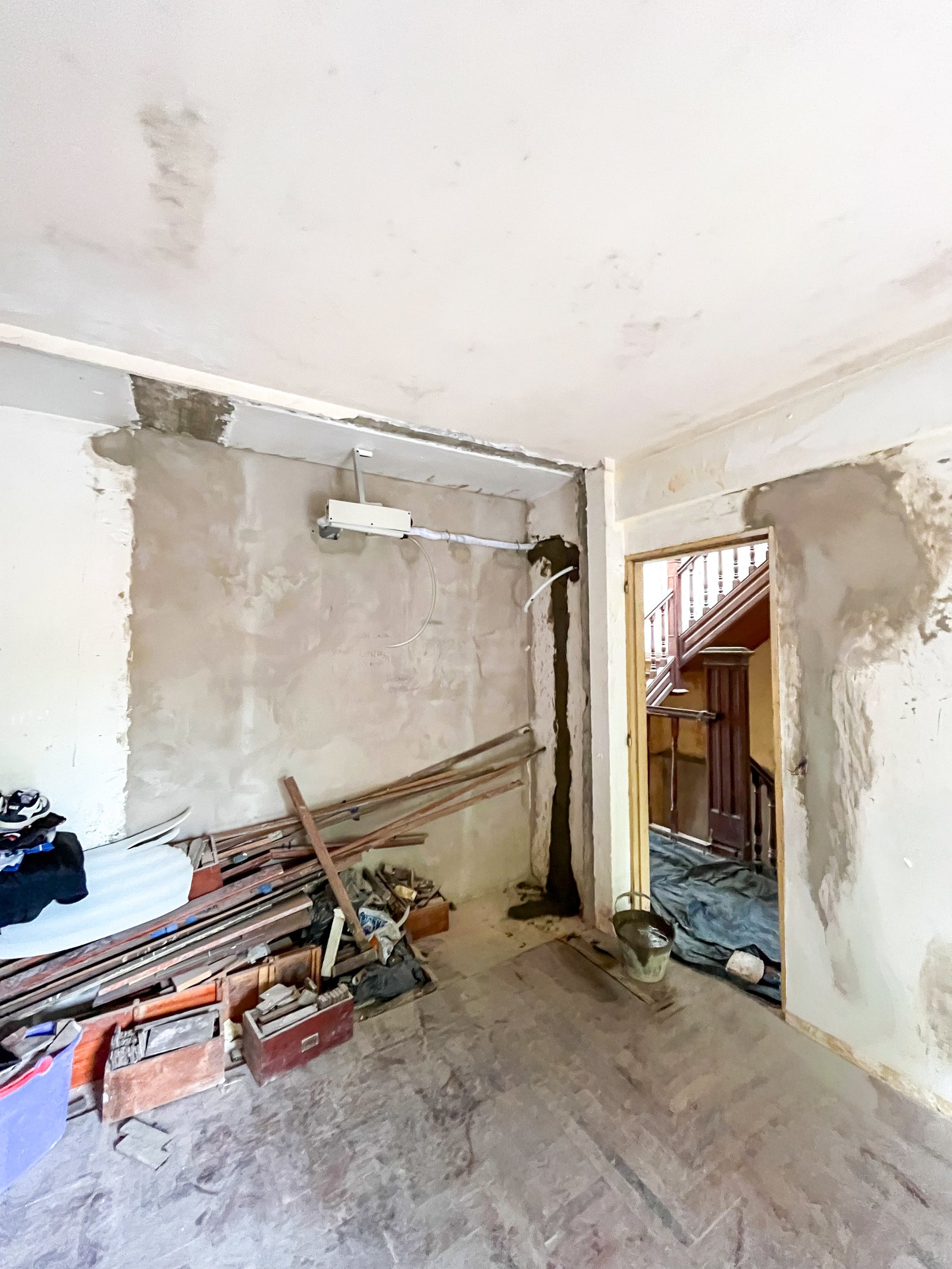 habitación en construcción con materiales a la vista — proyecto Instalación de Sistema Multisplit y Radiadores Acassuso, por Climatizacion HD, en B1641 Acassuso