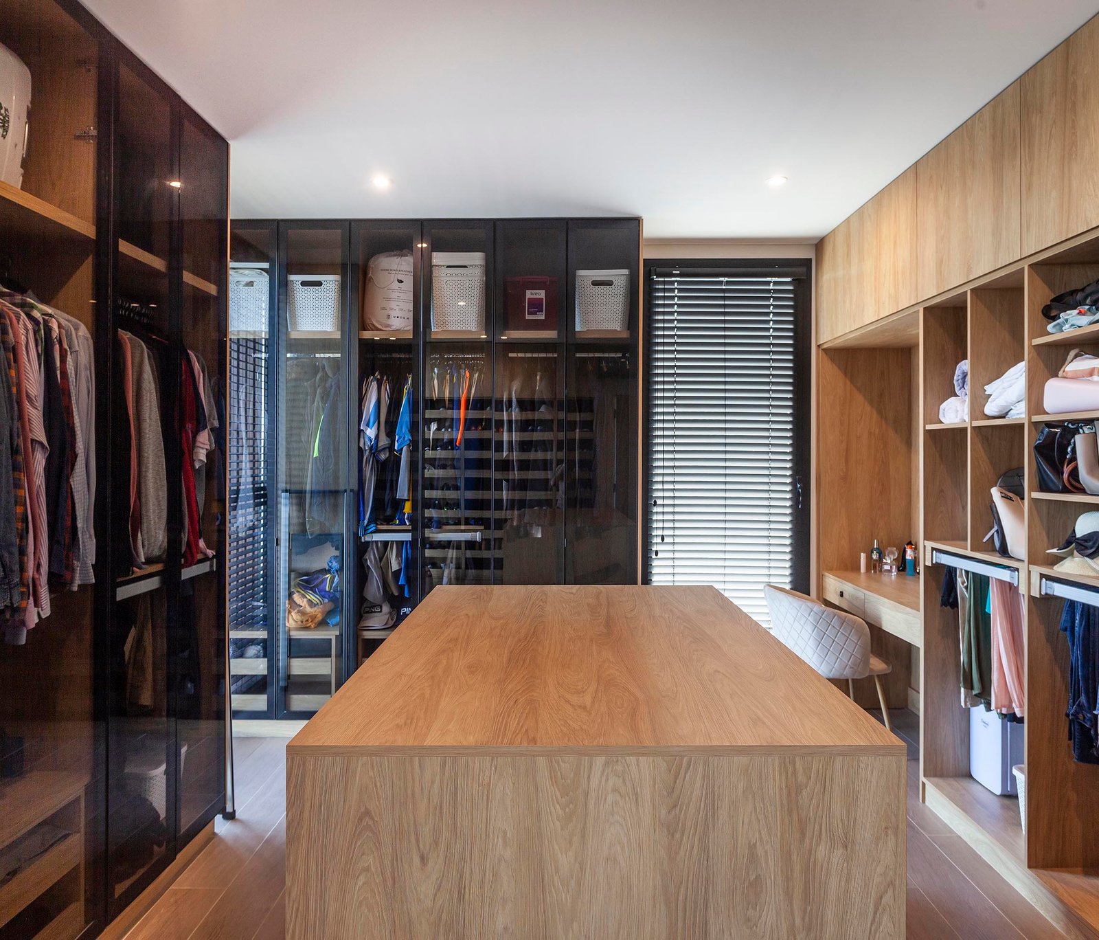 Impecable vestidor moderno con isla central y detalles en madera — proyecto CASA C313, por A'PRIMA - Arquitectura Sustentable, en Provincia de Buenos Aires