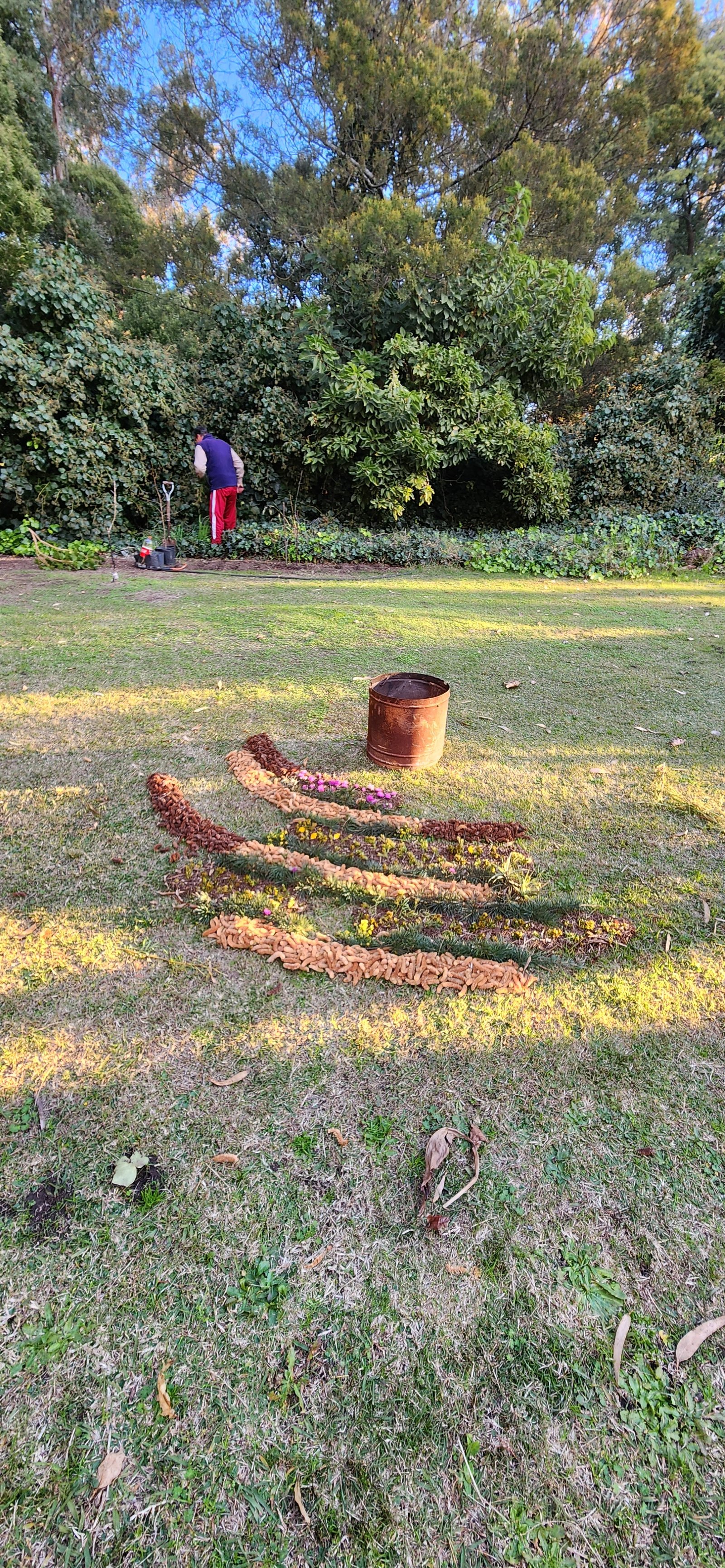 Jardim com esteiras de coco e fogueira de metal — projeto Reserva Naural Paititi, por Estudio Rifahi, em Sierra de los Padres