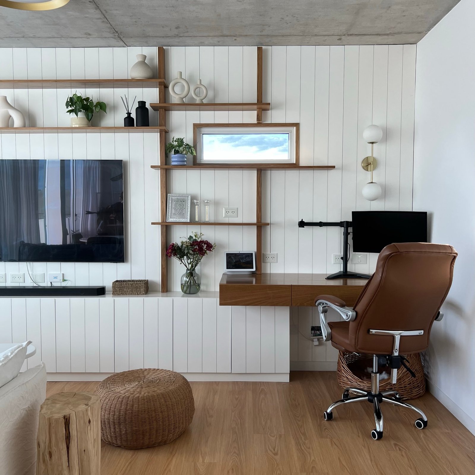 Oficina moderna con paneles de madera y escritorio funcional — proyecto Velasco, por MDBK Arquitectura, en Villa Crespo