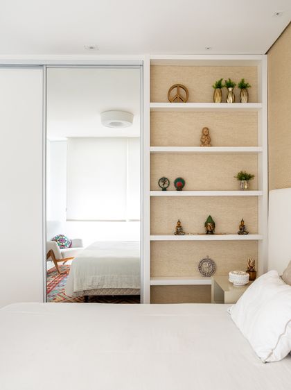 Dormitorio moderno con estantes de madera natural y espejo corredera — proyecto APARTAMENTO AV, por Marcia Debski Interiores