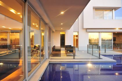 terraza moderna con piscina y muebles de exterior — proyecto Agua & Glamour, por Apaarquitectura, en Zona norte provincia buenos aires