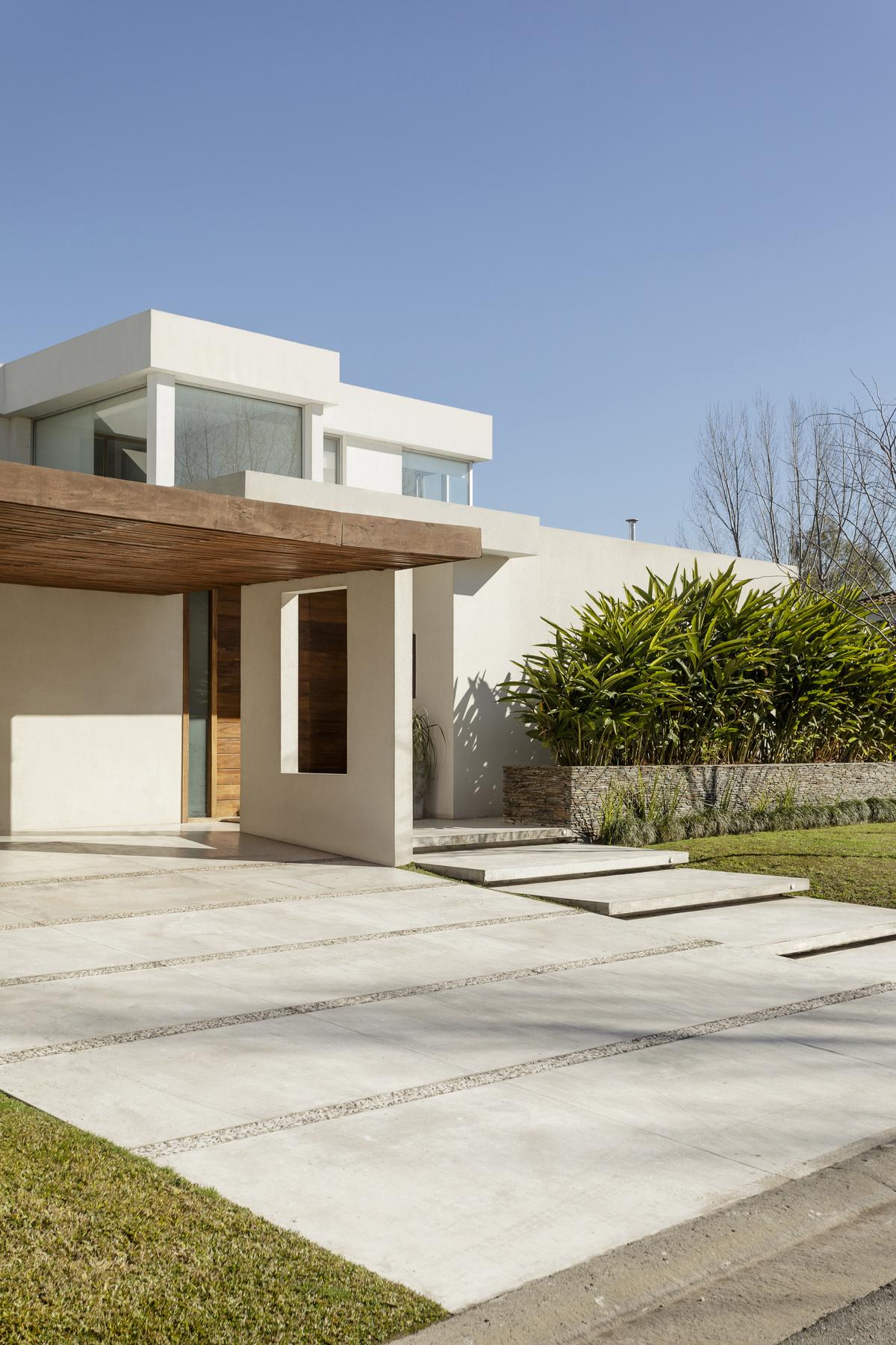 Fachada con color predominante Gris del Proyecto Casa 121 por Build a Home Arquitectura