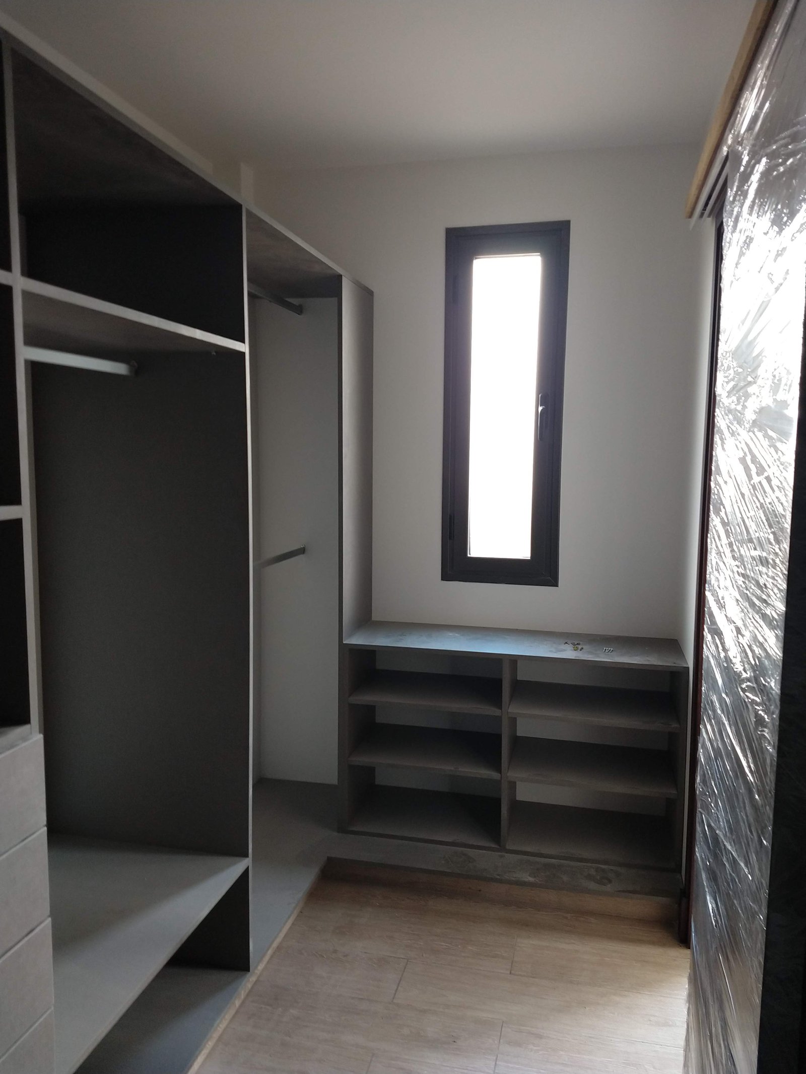 Vestidor moderno con estanterías modulares grises empotradas — proyecto Proyecto A-F, por TERROC, en Luján de Cuyo