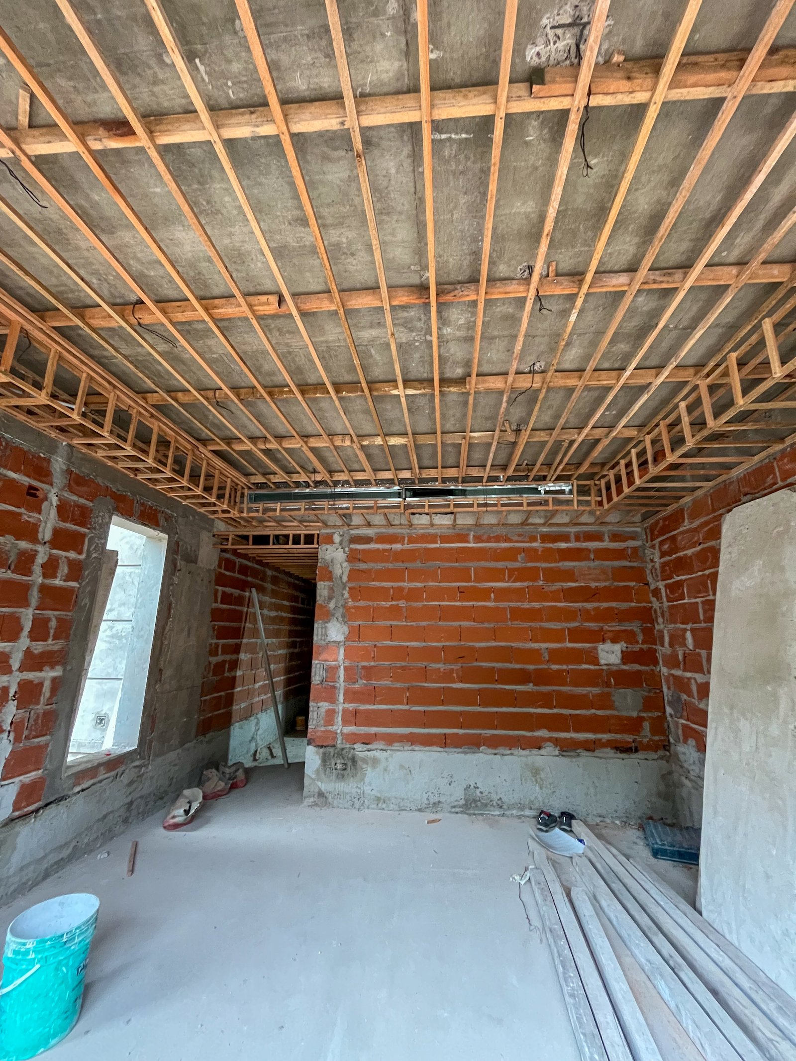Obra interior con techo de madera y paredes de ladrillo expuesto — proyecto Obra VRV Terravista, por Climatizacion HD, en Av. Gaona