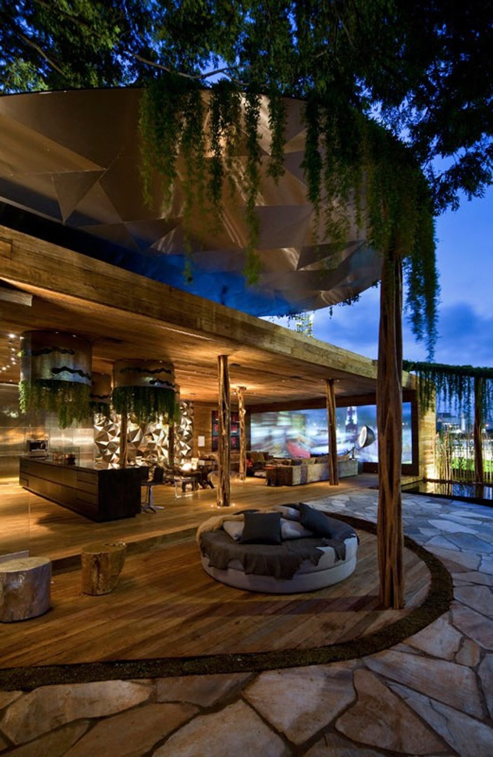 Jardim com cor predominante Preto do Projeto Arquitetura e Interiores II por Demian Golovaty
