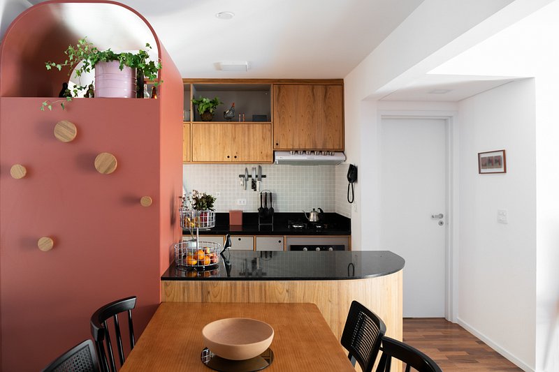 Apartamento antigo é completamente repaginado com móveis multifuncionais e cores
