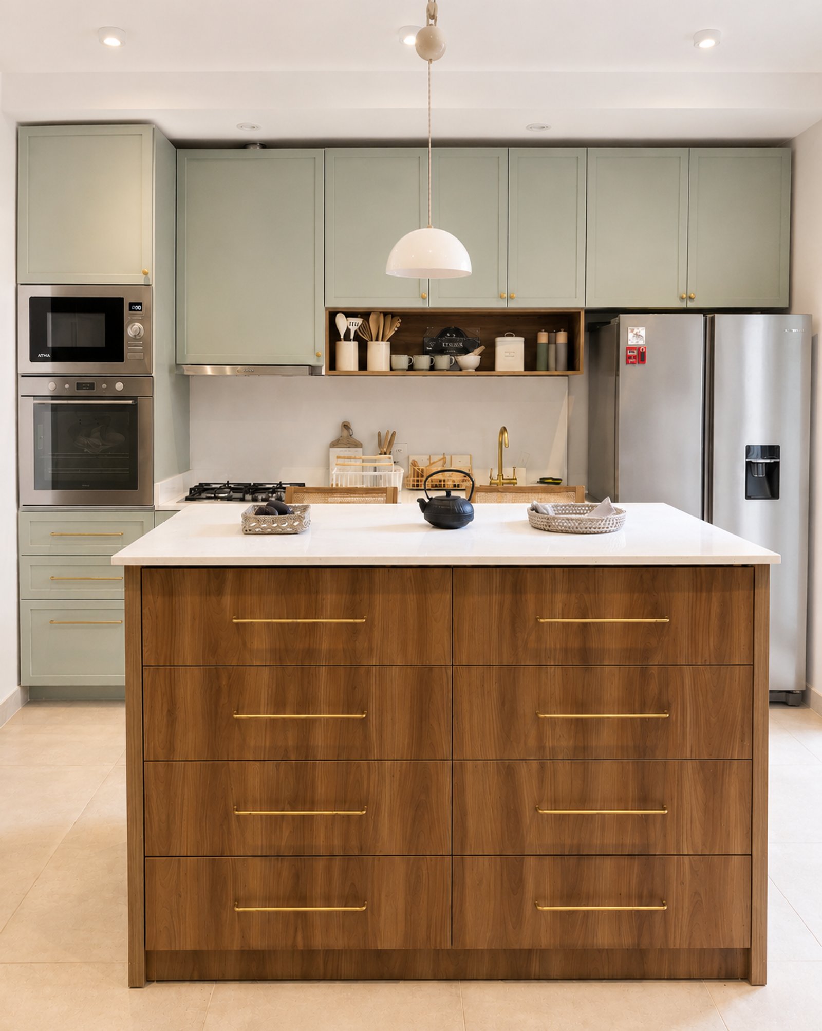 Cocina moderna con isla central de madera y gabinetes verdes — proyecto Arenales, por Equipe, en Buenos Aires