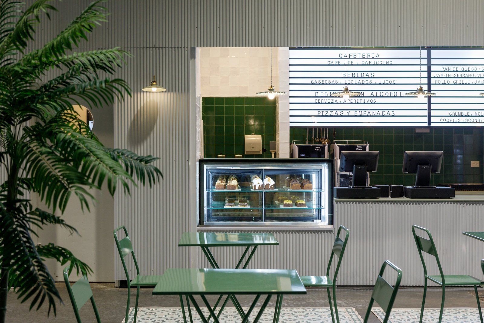 local comercial moderno con estanterías de metal negro — proyecto RUTH La Rural, por Estudio Losa, en Juncal 4431
