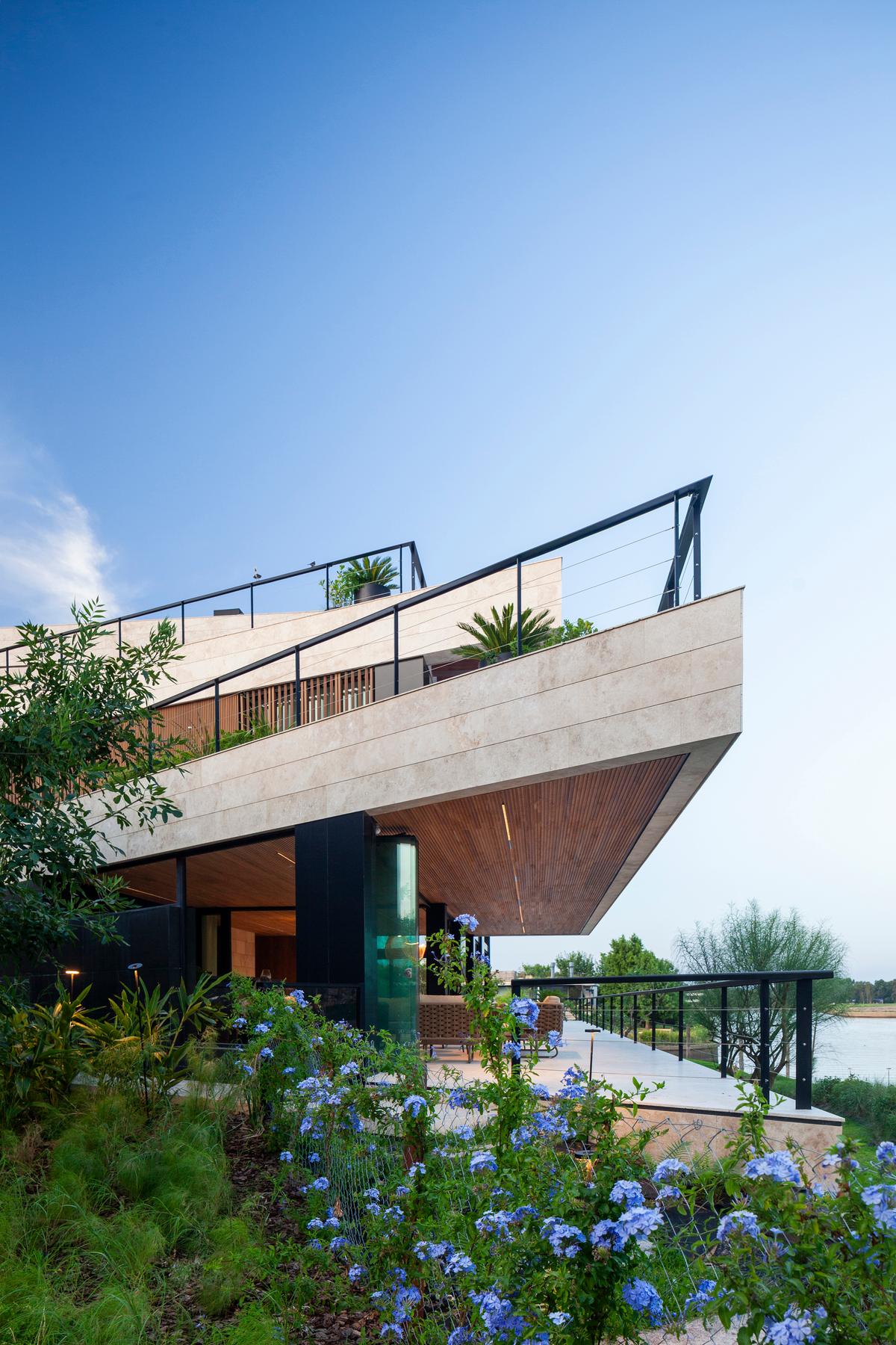 Casa moderna com balanços, pedra e madeira, vista mar — projeto Casa Porsche, por Remy Arquitectos, em Buenos Aires