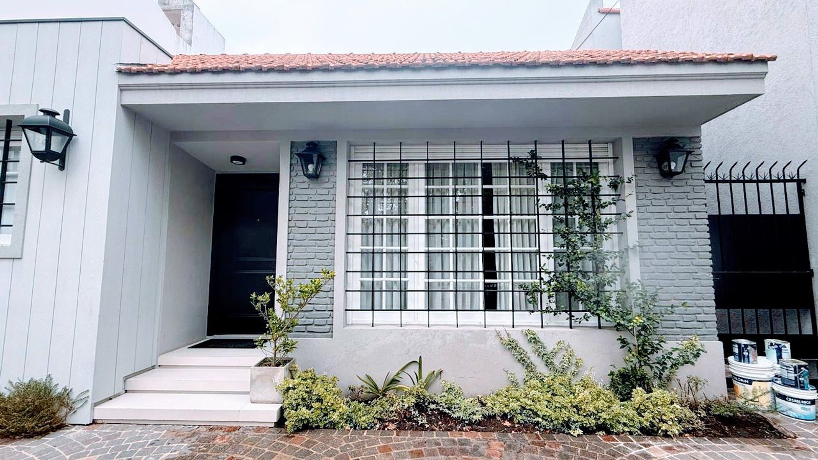 Fachada moderna con detalles en negro y hormigon — proyecto CASA 867, por DIKKA Arquitecta , en B1834 Temperley