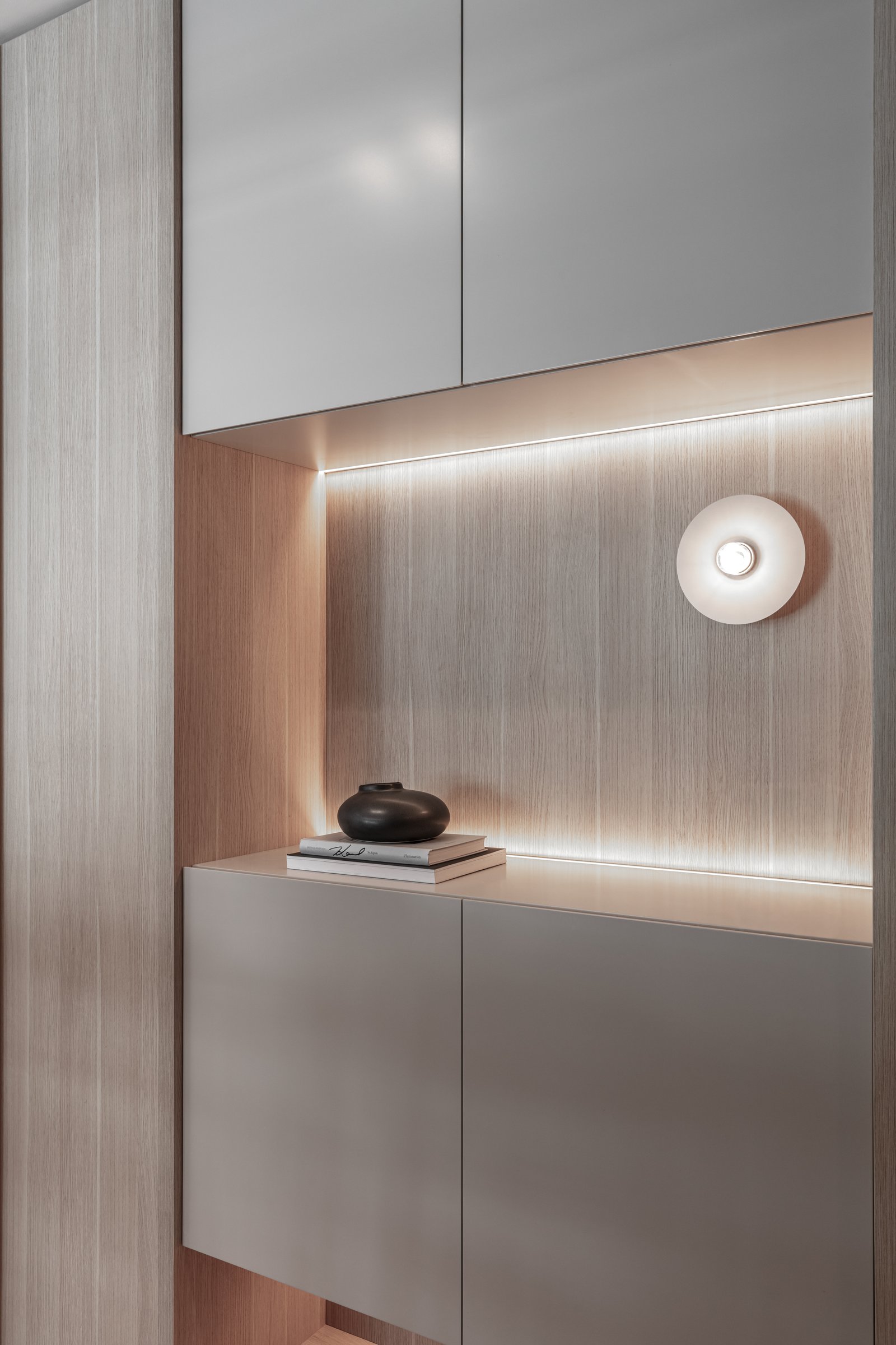 pasillo moderno con luces indirectas y revestimiento de madera — proyecto Eslovenia | Pied-à-terre | Lucia Quinteros, por Ren Studio, en Cdad. Autónoma de Buenos Aires