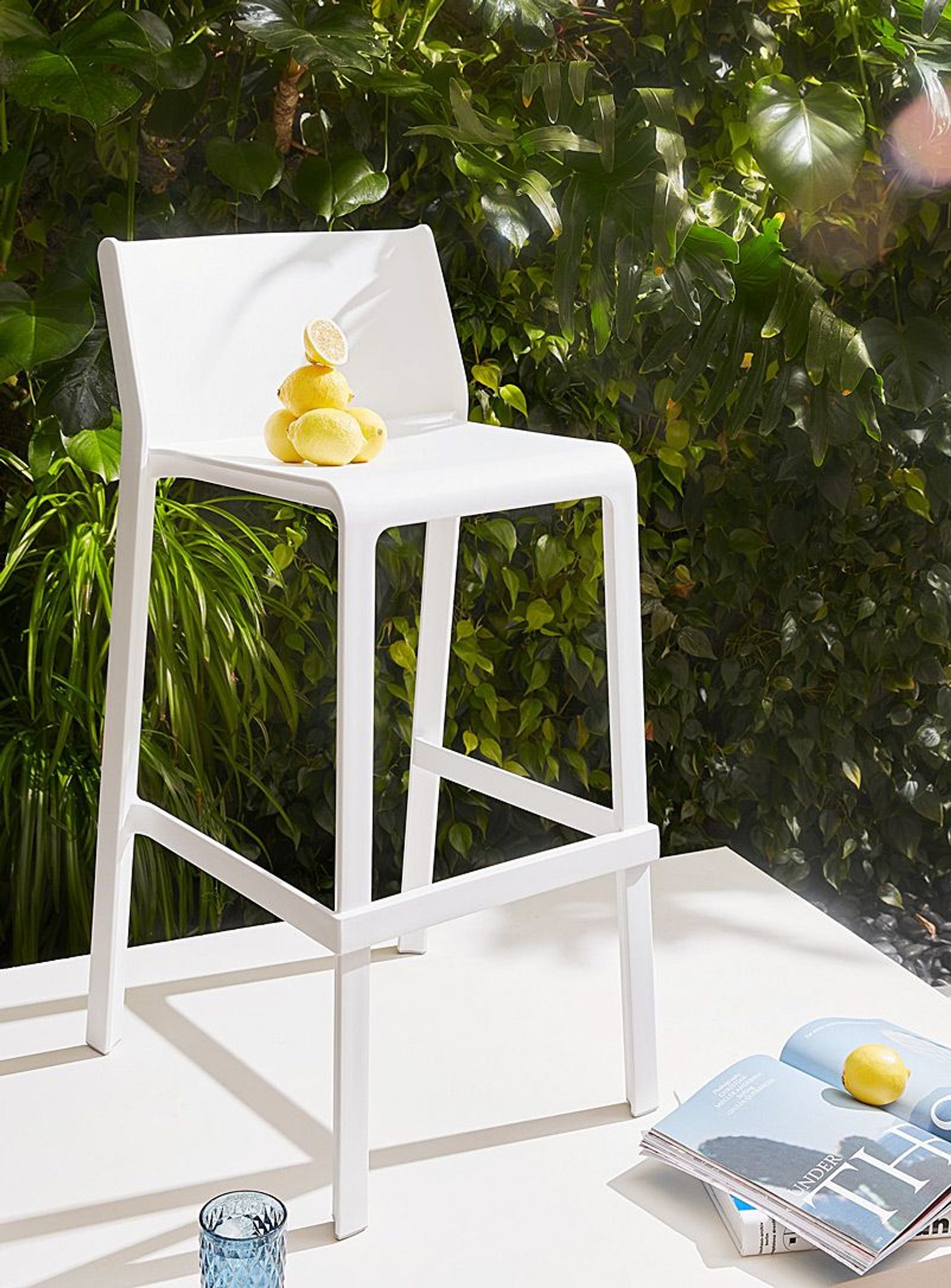 Banqueta blanca minimalista con limones y follaje verde — proyecto Barras, por Casa Nuñez