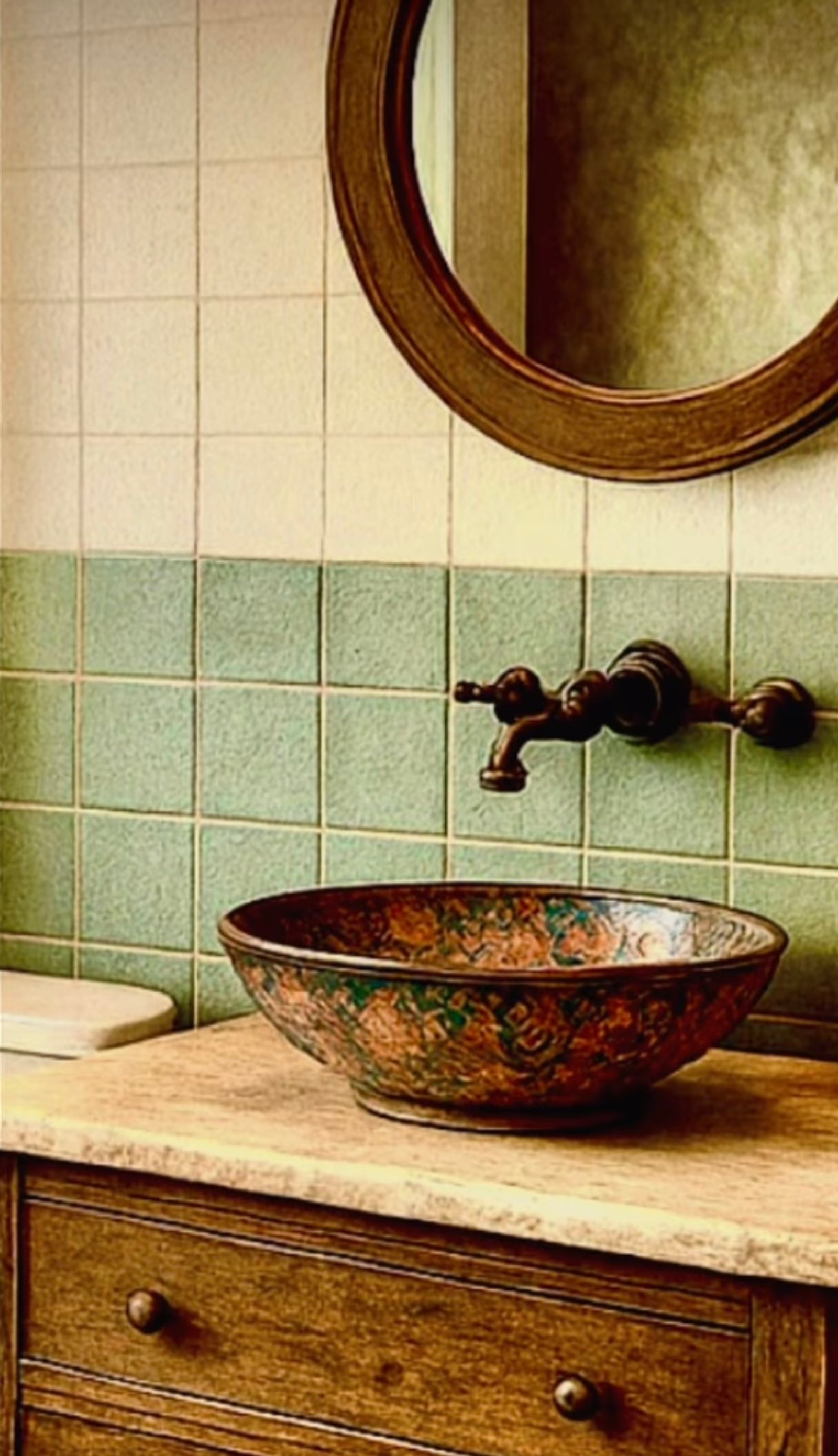 Banheiro com pia ornamental e torneira vintage — projeto Do Cafe estancia Minas - Brasil, por Vc Neuro Design, em State of Minas Gerais