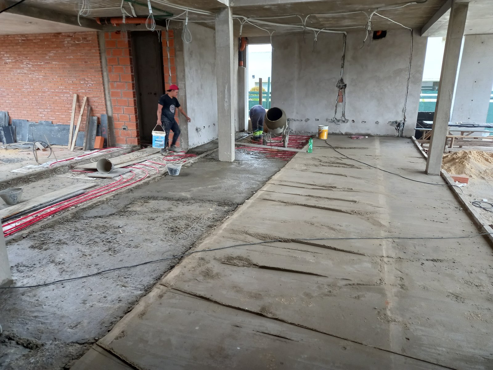 interior en construcción con hormigón visto y ladrillos — proyecto LA PROVIDENCIA LOTE 262, por IRALA CONSTRUCCIONES, en Carlos Spegazzini
