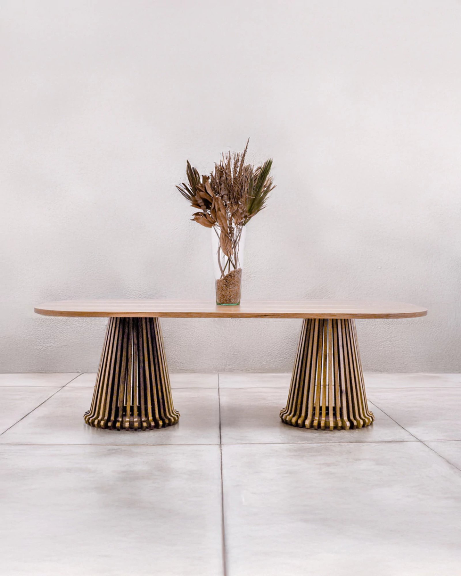 mesa de centro oval con base metálica y arreglo floral seco — proyecto Comedor, por BLVD Furniture