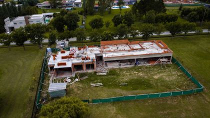 casa moderna en construccion estilo ladrillo — proyecto Proceso de Obra, por RY Construir Estudio, en Buenos Aires