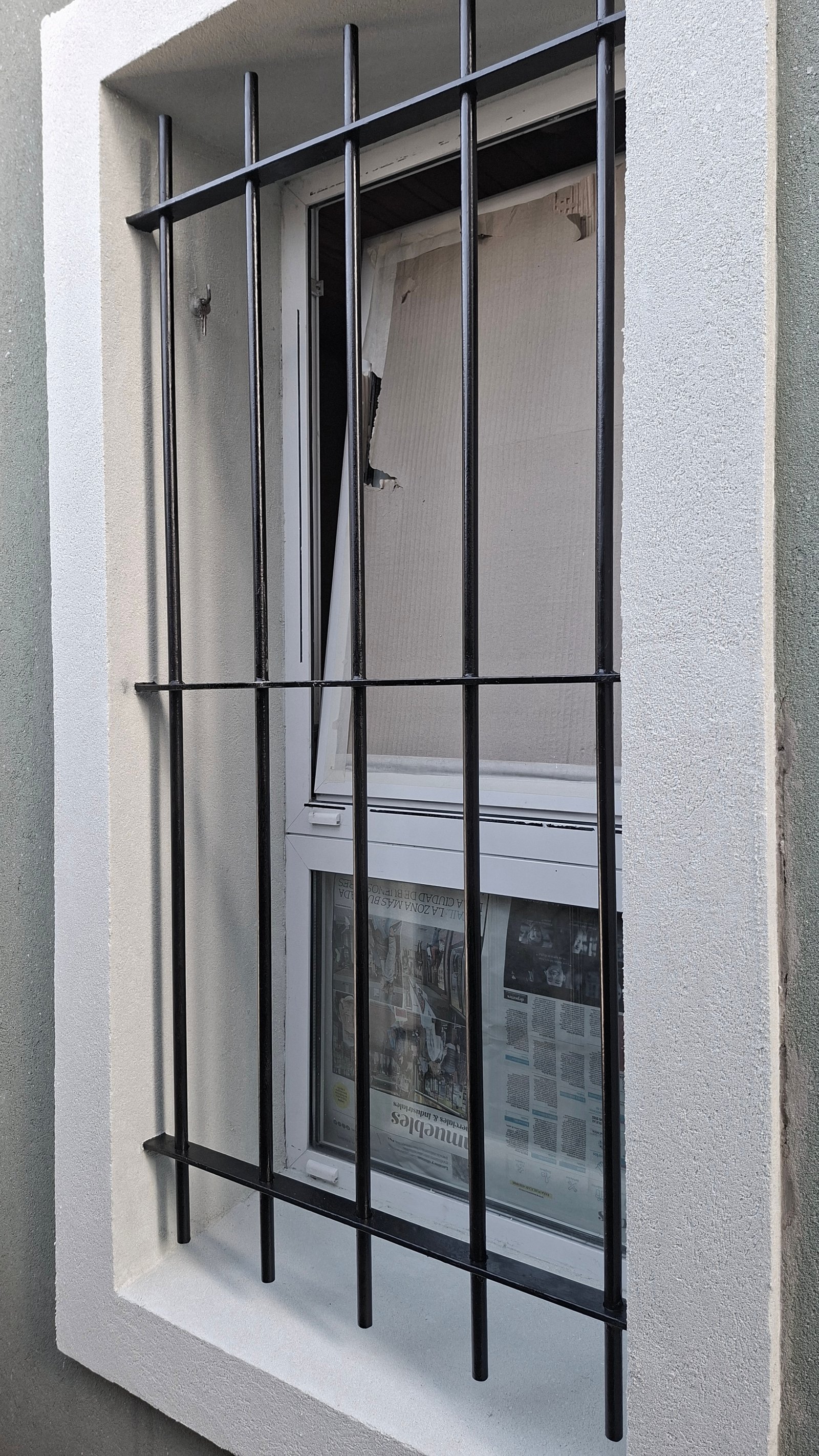 fachada con rejas de seguridad y ventana — proyecto AGR 2, por Arquitecta, en B1604 Florida Oeste