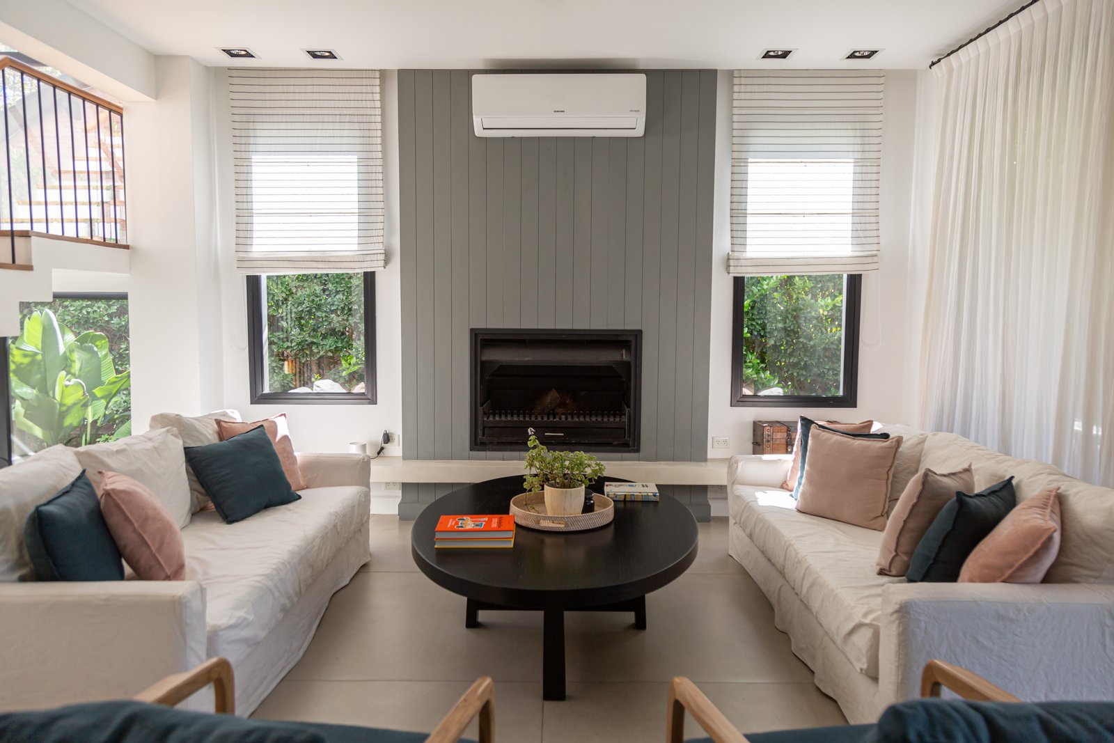 Sala moderna com lareira, painéis cinzas e muita luz — projeto CUBA 110, por Poce Arquitectura, em B1633 Fátima