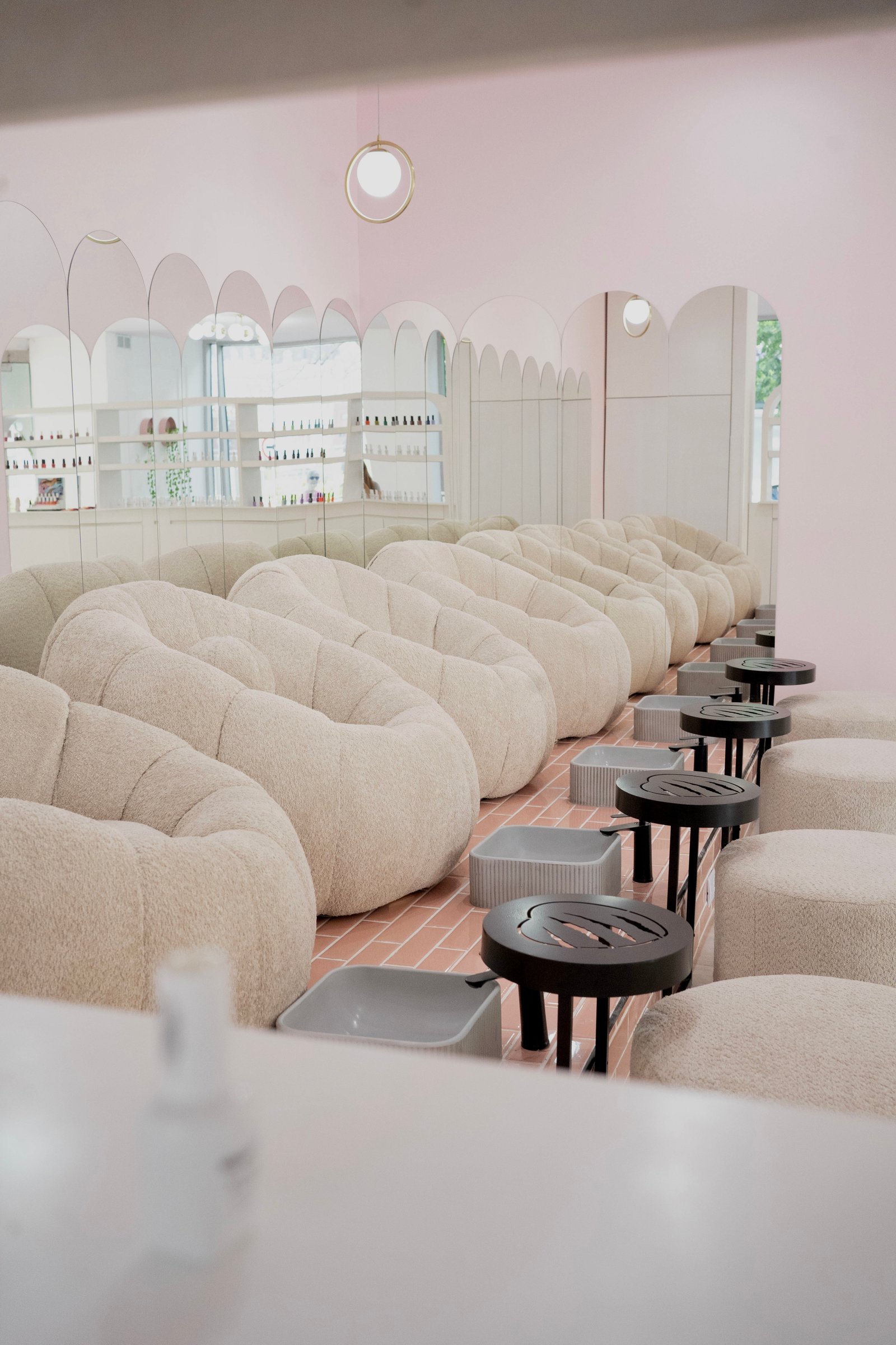 Salão de beleza com poltronas puff e detalhes curvos em rosa — projeto Churri Beauty, por vil arquitectura y diseño, em Olga Cossettini 300