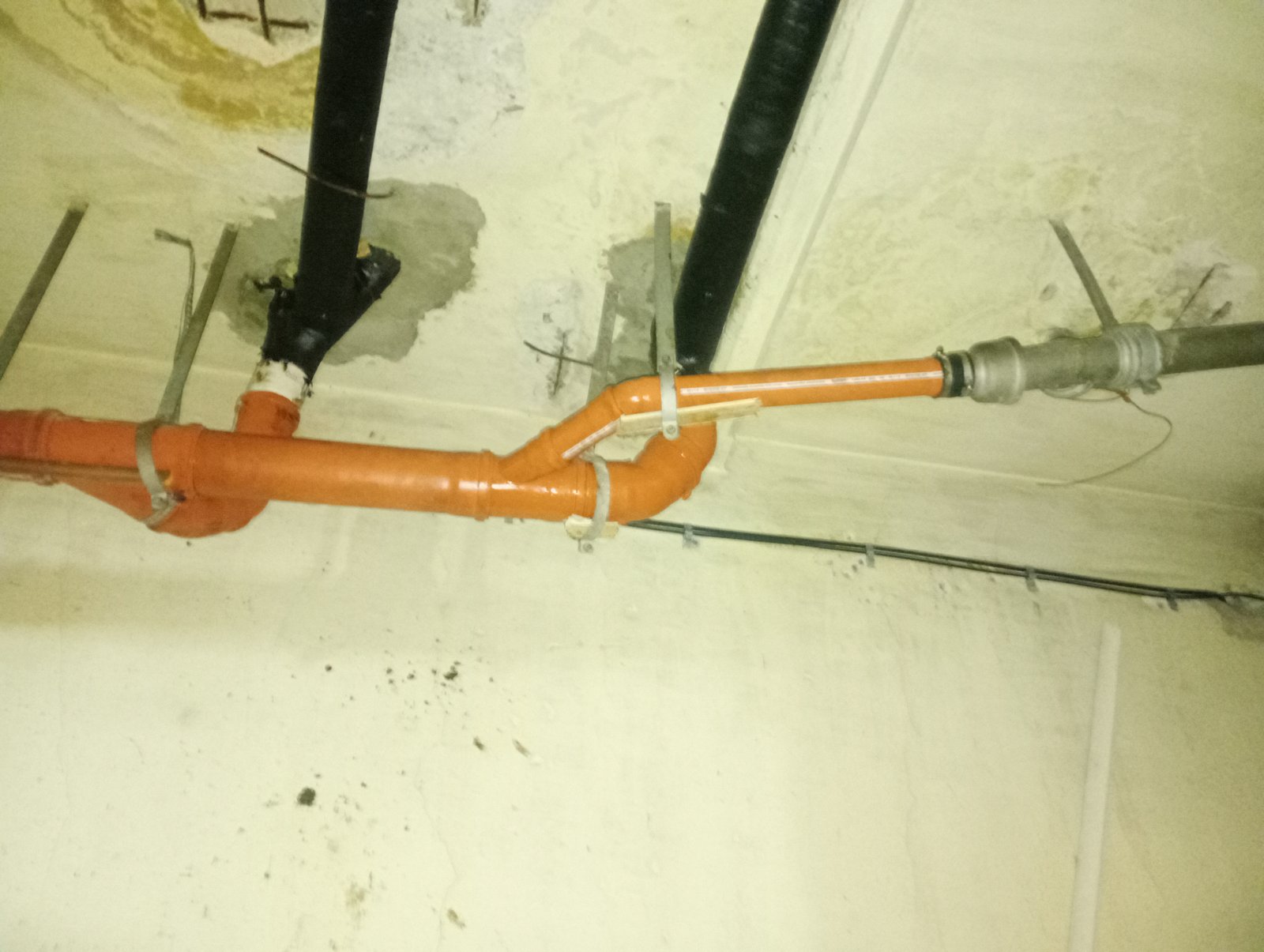 tuberías de fontanería en instalación — proyecto Cloaca principal en sótano , por A&E construcciónes, en Av. Belgrano & Av. 9 de Julio