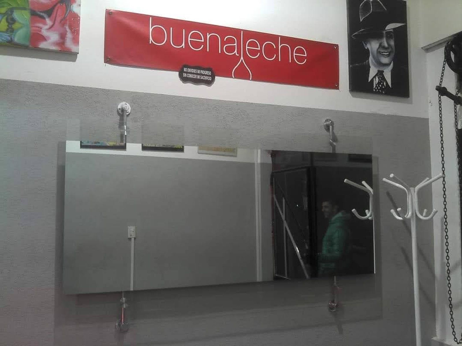 Corredor comercial moderno com espelho grande e sinalização — projeto ESPEJO SIN NITRATO DE PLATA PEGADO LASER UV, por Cristalcenter, em Villa Crespo