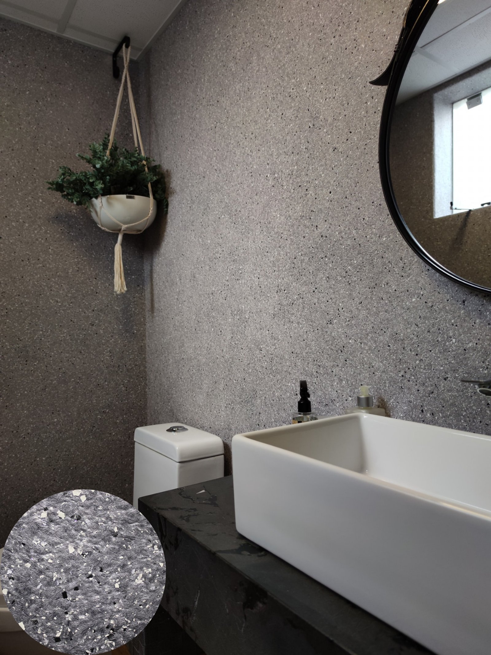 Banheiro moderno com paredes tipo terrazzo cinza e detalhes em preto e branco — projeto Baño, por ecodecor argentina, em Buenos Aires