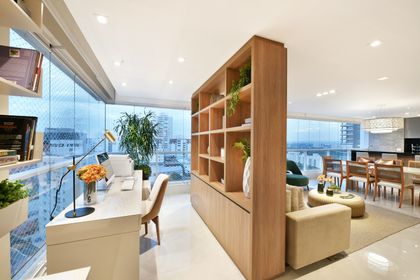 Oficina moderna con vista urbana y gran estantería — proyecto Alto da Lapa, por ALESSANDRA BRAGGION ARQUITETURA & INTERIORES