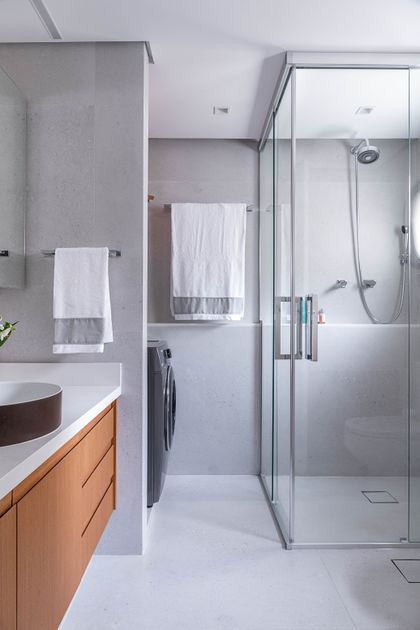 Baño minimalista con ducha vidriada y mueble madera natural — proyecto Min. Rocha Azevedo, por Carina Dal Fabbro Arquitetura