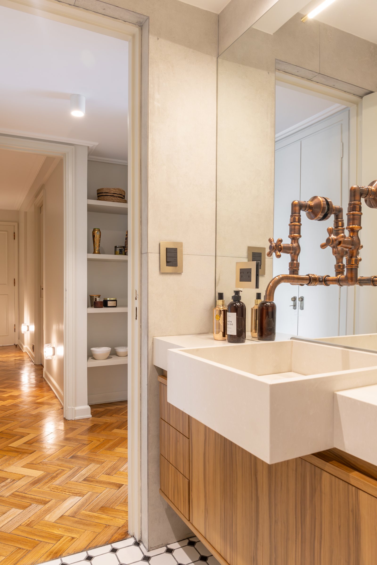 Baño moderno industrial con grifería de cobre y piso de madera — proyecto LIBERTADOR DANDY, por AB ARQUITECTURA, en Recoleta
