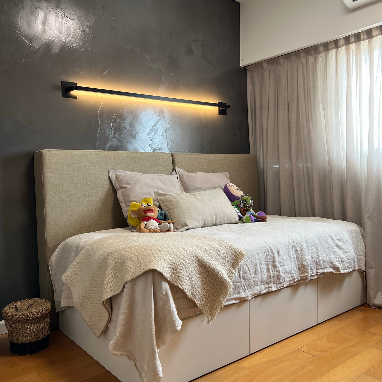 Quarto moderno com cama baixa, parede texturizada e iluminação linear — projeto Vallejos, por MDBK Arquitectura, em Villa Devoto