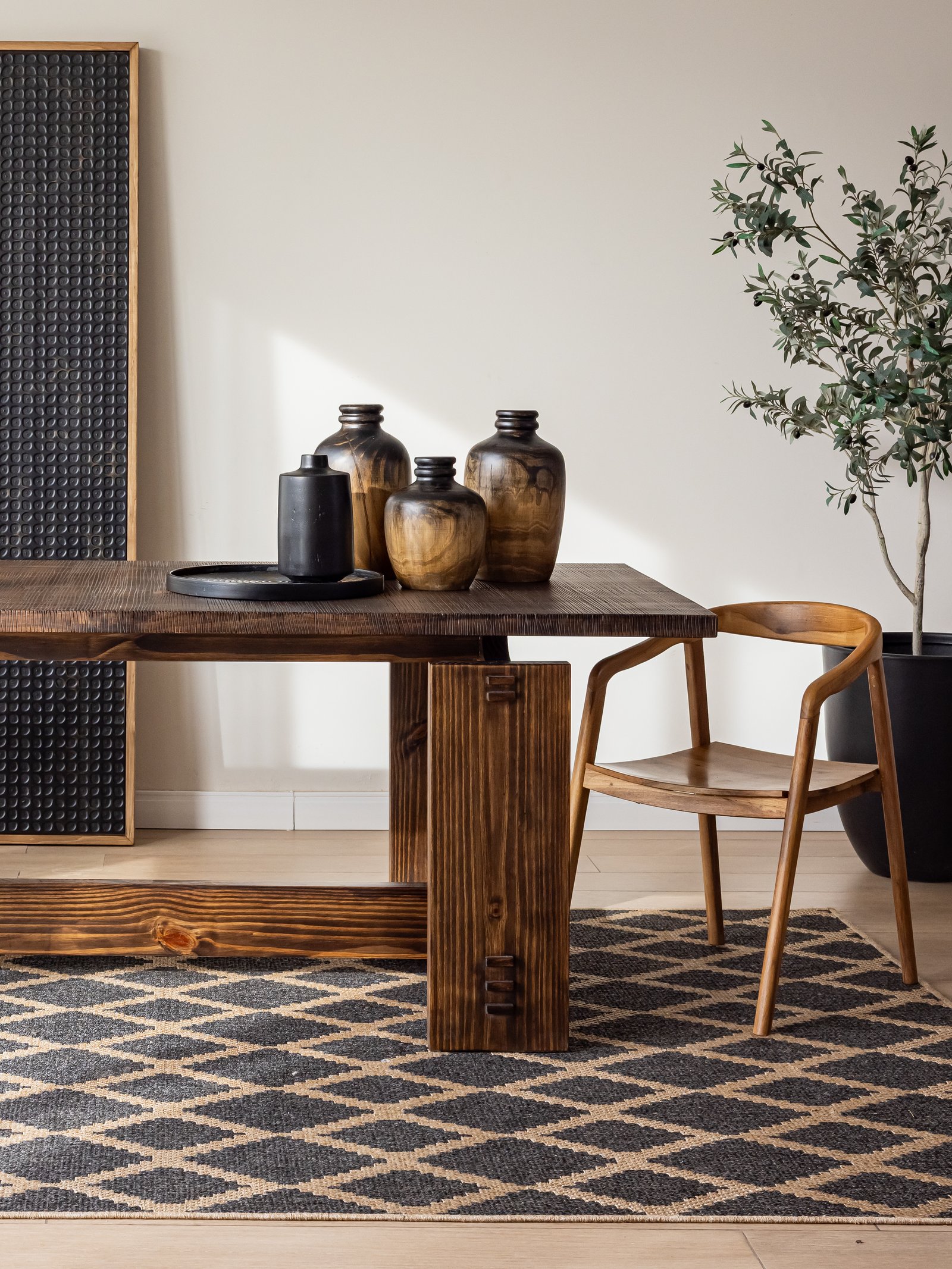 Sala de jantar rústica moderna com mesa de madeira viva e cadeiras de madeira natural — projeto Styling para Grumsdleg, por El Marques deco y ambientaciones, em Córdoba