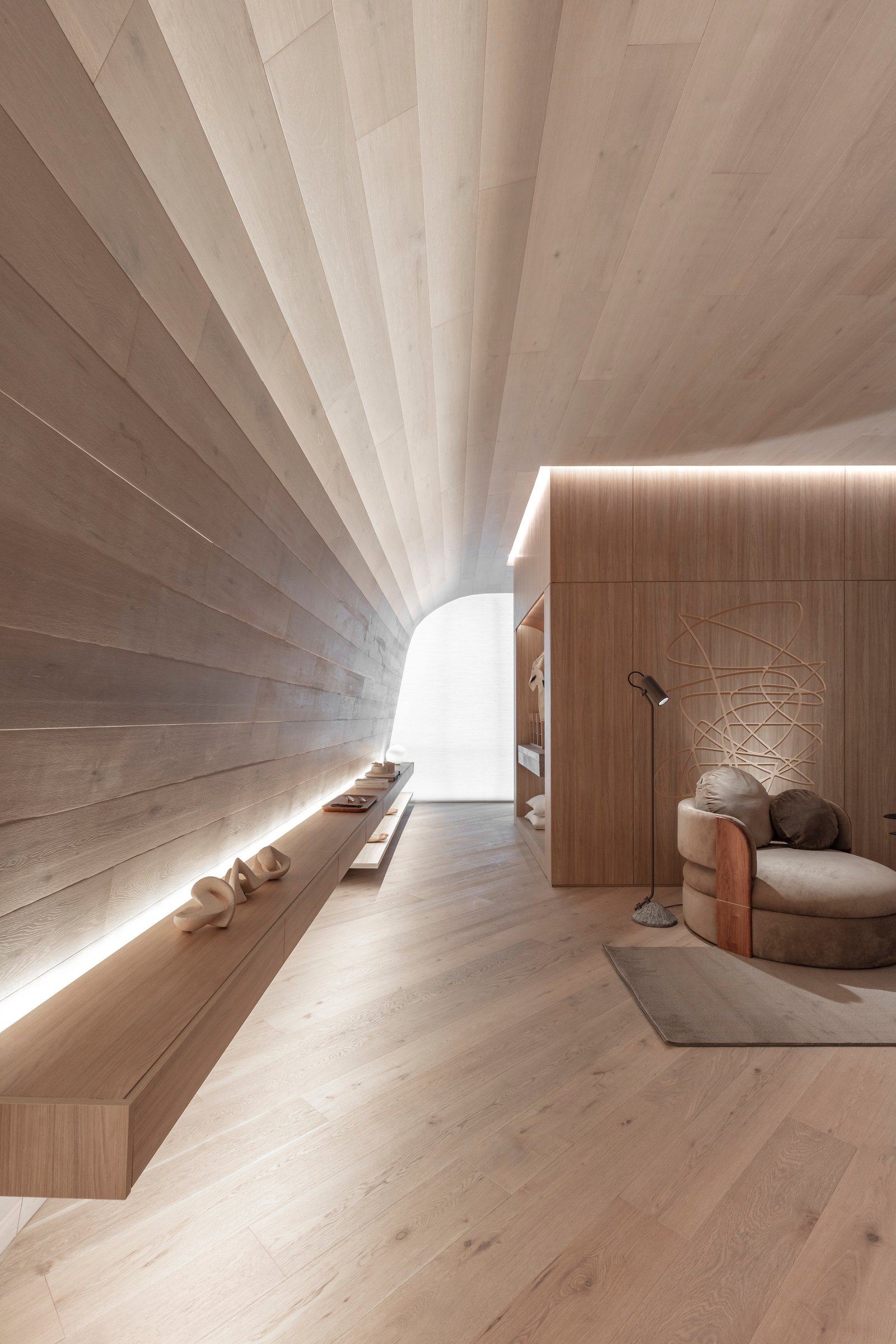 Interior curvo com revestimento de madeira e iluminação indireta — projeto Casa Foa 2024 | Ritual de bienestar | Wellness ritual | Lucia Quinteros, por Ren Studio, em Cdad. Autónom