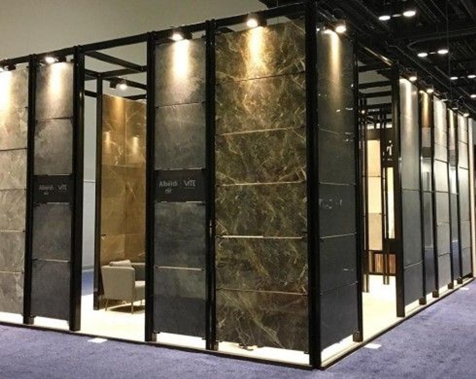 exhibición de revestimientos de pared de mármol y metal — proyecto Coverings 2019, por Vite Porcellanato, en Orlando