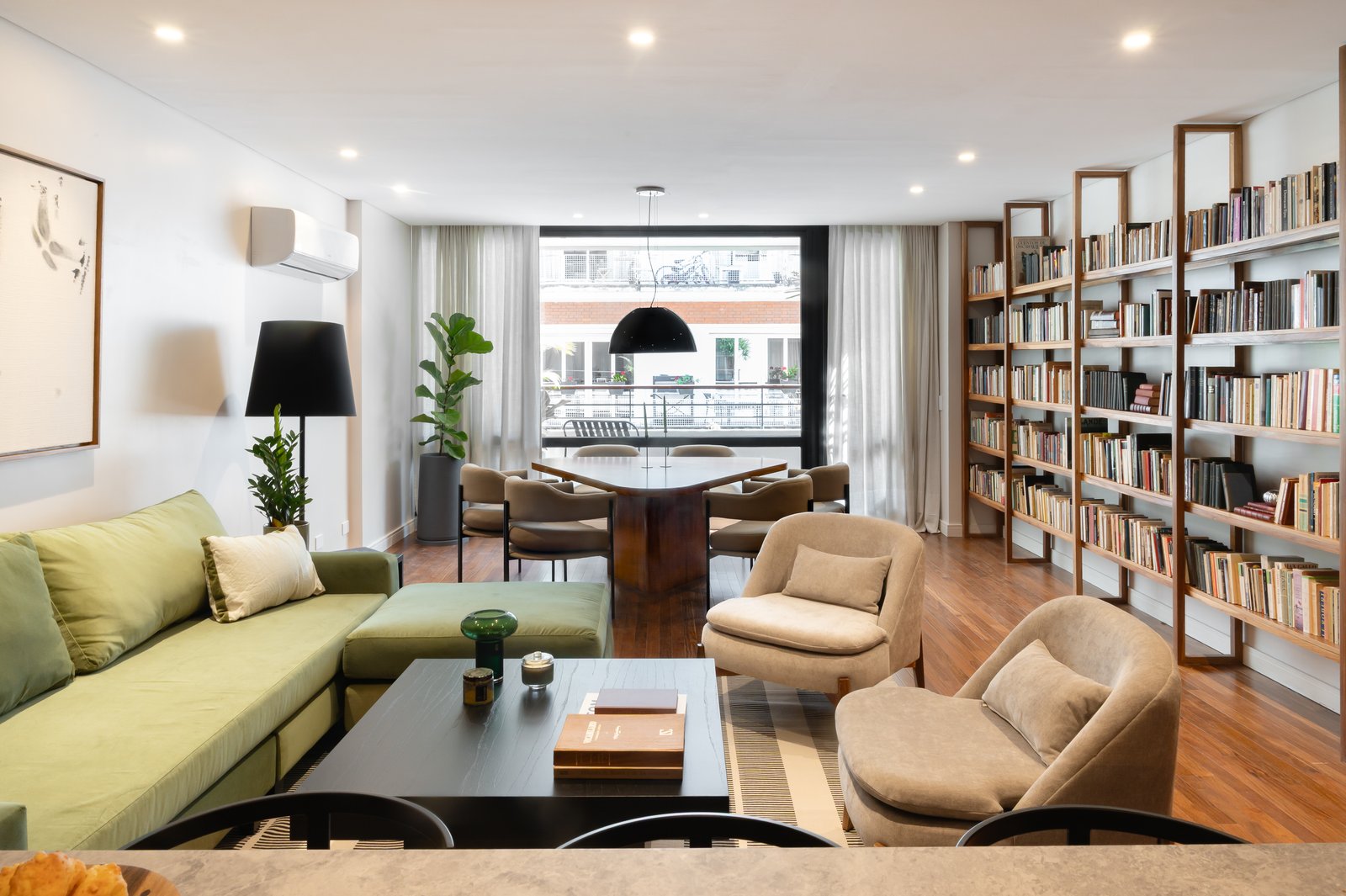 Living comedor moderno con mucha luz y biblioteca — proyecto MONTEVIDEO, por AB ARQUITECTURA, en Recoleta