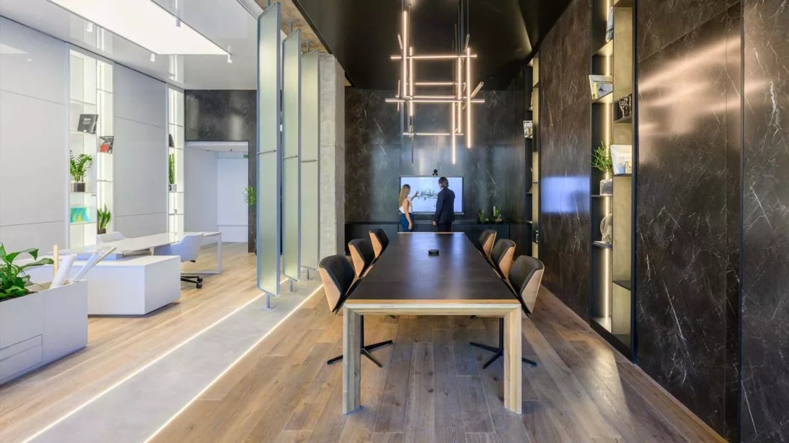 Oficina moderna con mesa de conferencias larga y paredes de mármol — proyecto Diseño innovador: Las soluciones ATRIM para Casa FOA, por ATRIM GLOBAL, en Ciudad de Córdoba