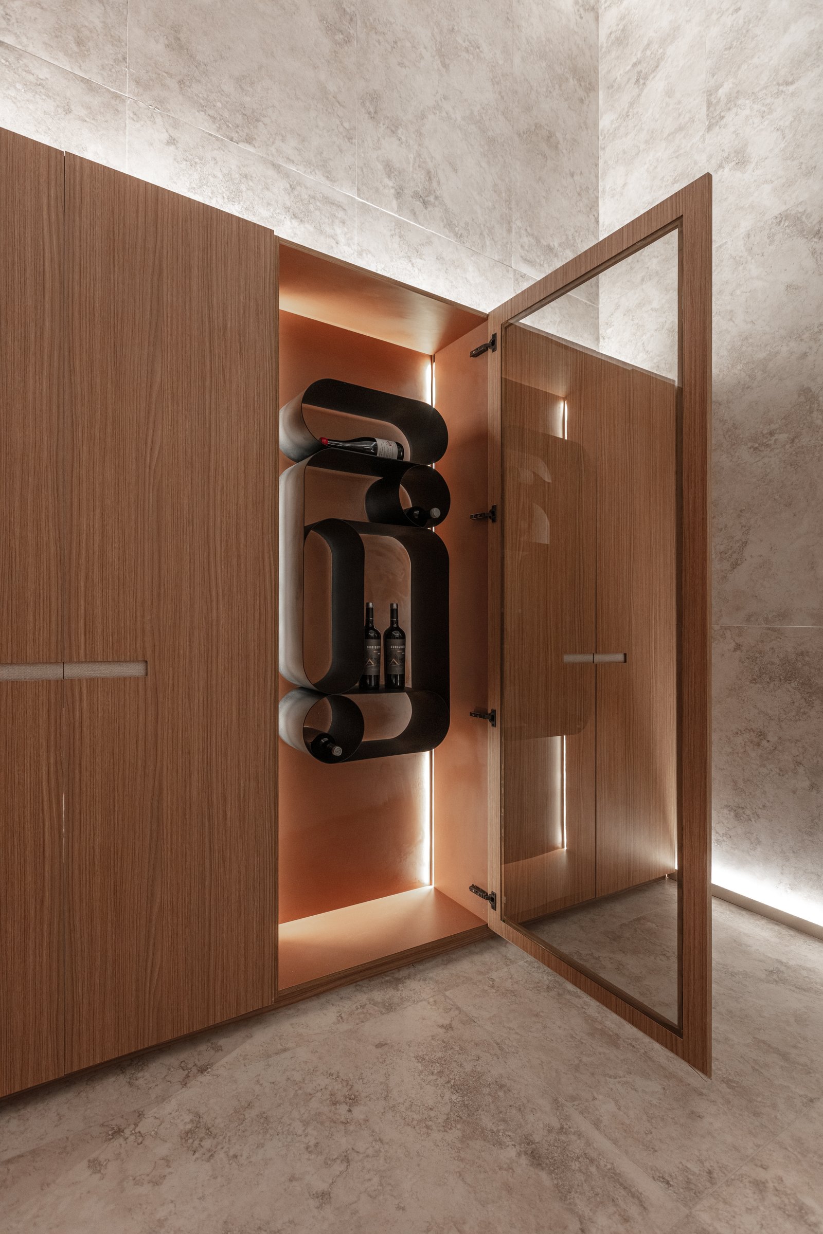 bodega moderna con estanterías curvas y luz indirecta — proyecto Casa Foa 2025 | Degustando experiencias | Tasting experiences | Lucia Quinteros, por Ren Studio, en Cdad. Autónoma 
