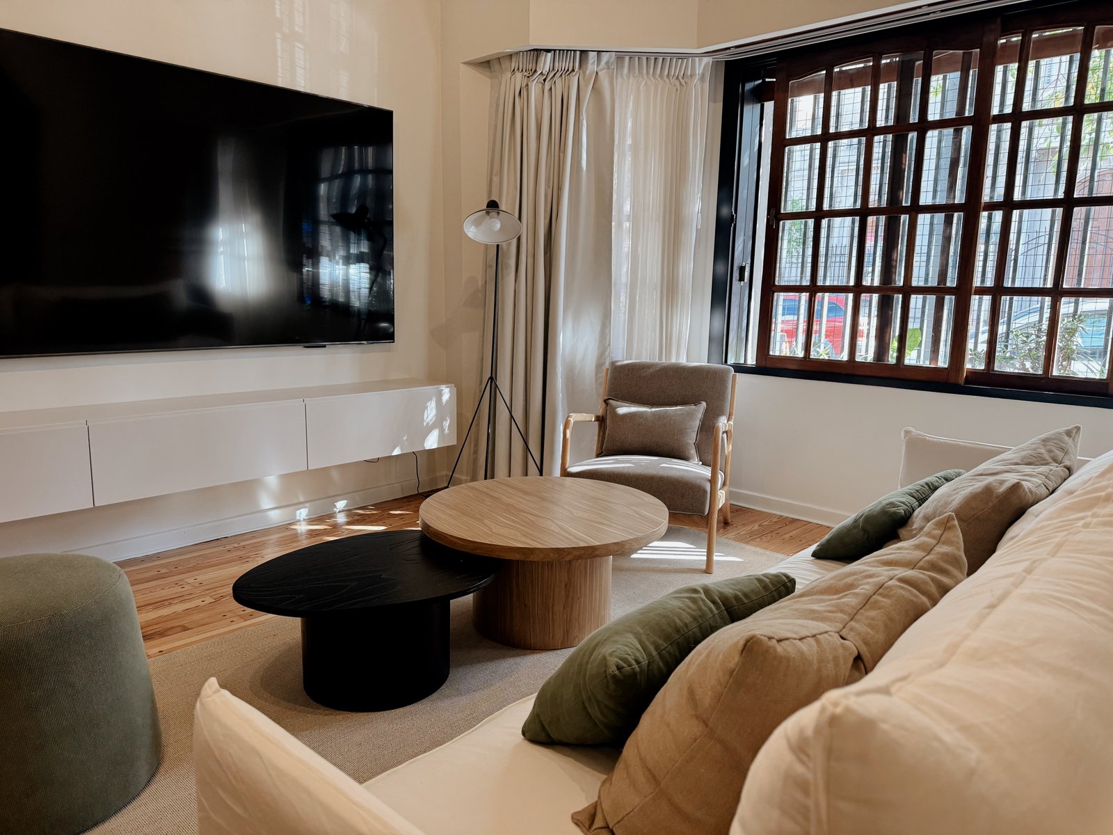 Sala de estar moderna com luz natural abundante e móveis de madeira — projeto Felipe Vallese, por Estudio BDM, em Flores