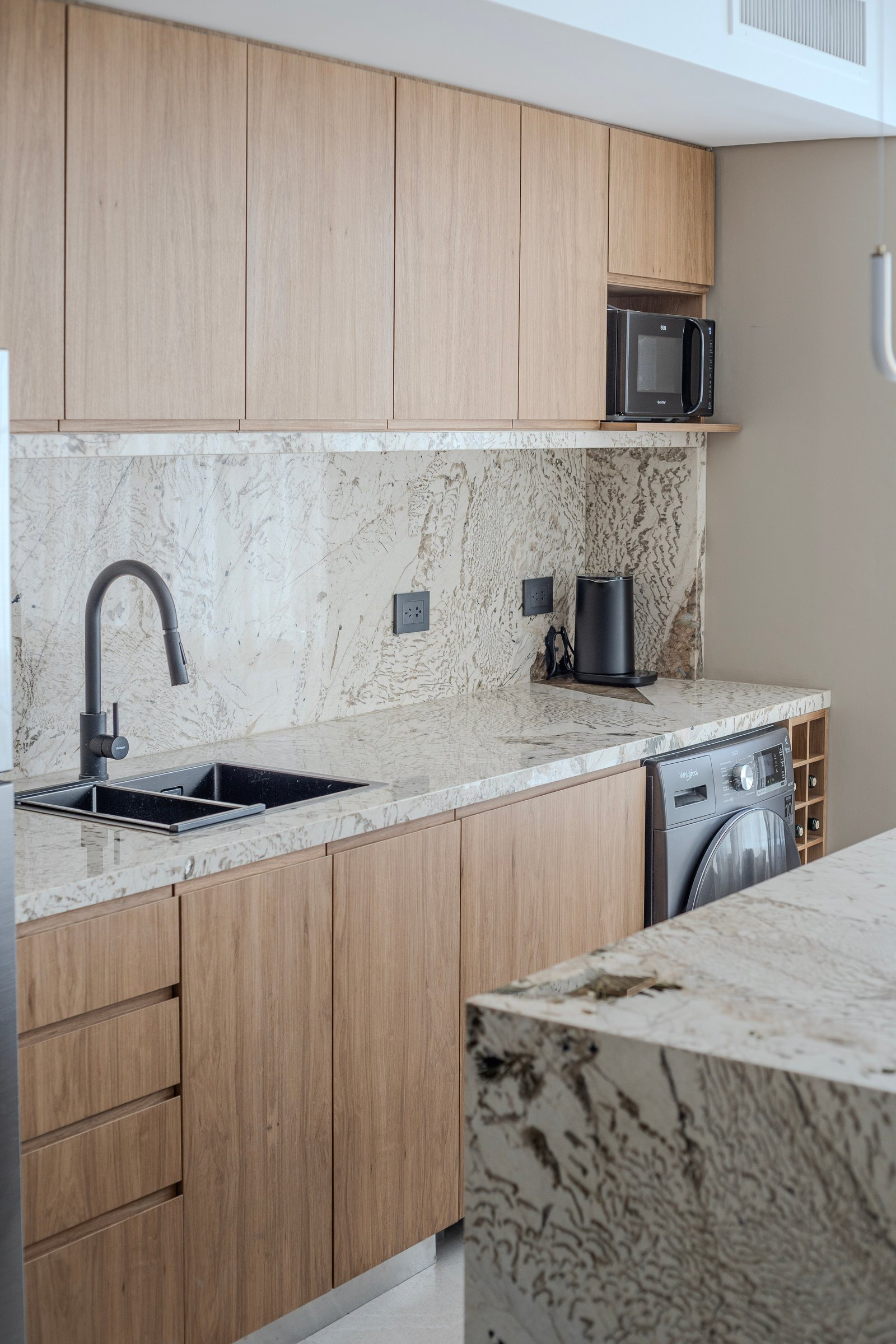 Cocina moderna con muebles de madera y encimeras de mármol — proyecto Al Río - Cocina / Comedor, por Blue Rabbit Design, en Vicente López