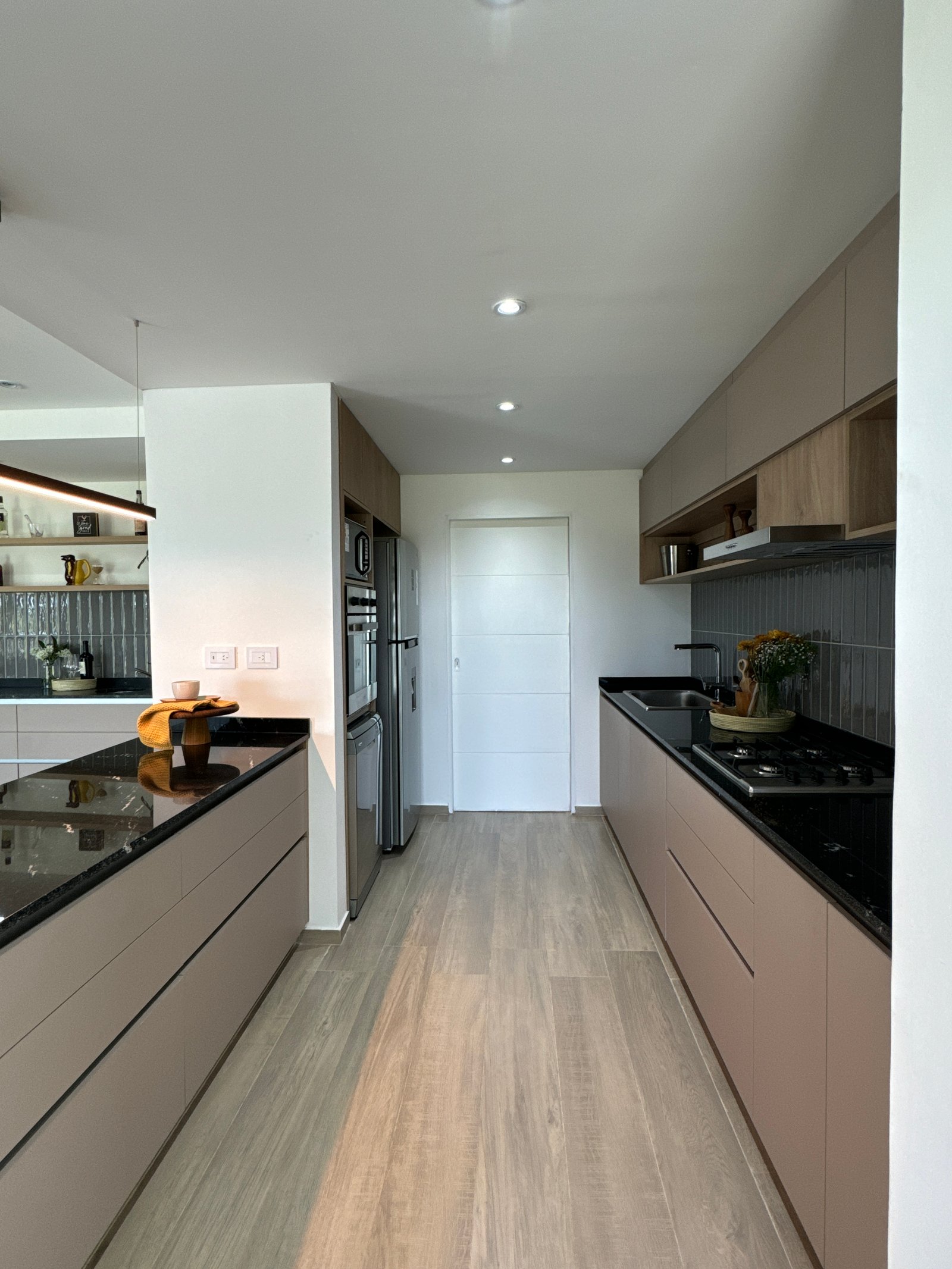 Cocina moderna minimalista con isla y acabados en madera — proyecto San Simon II, por Estudio Stepa, en Canning