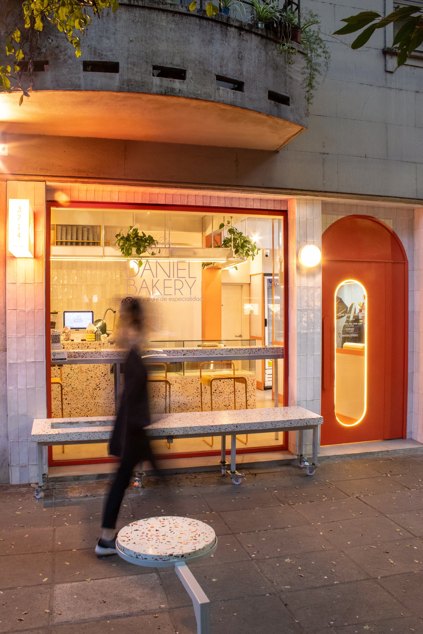 Fachada comercial con puerta roja arqueada y detalles en terrazo — proyecto Daniel bakery 1 , por KUPERDESIGN CONSTRUCCIONES SRL, en Av. Honduras 3714