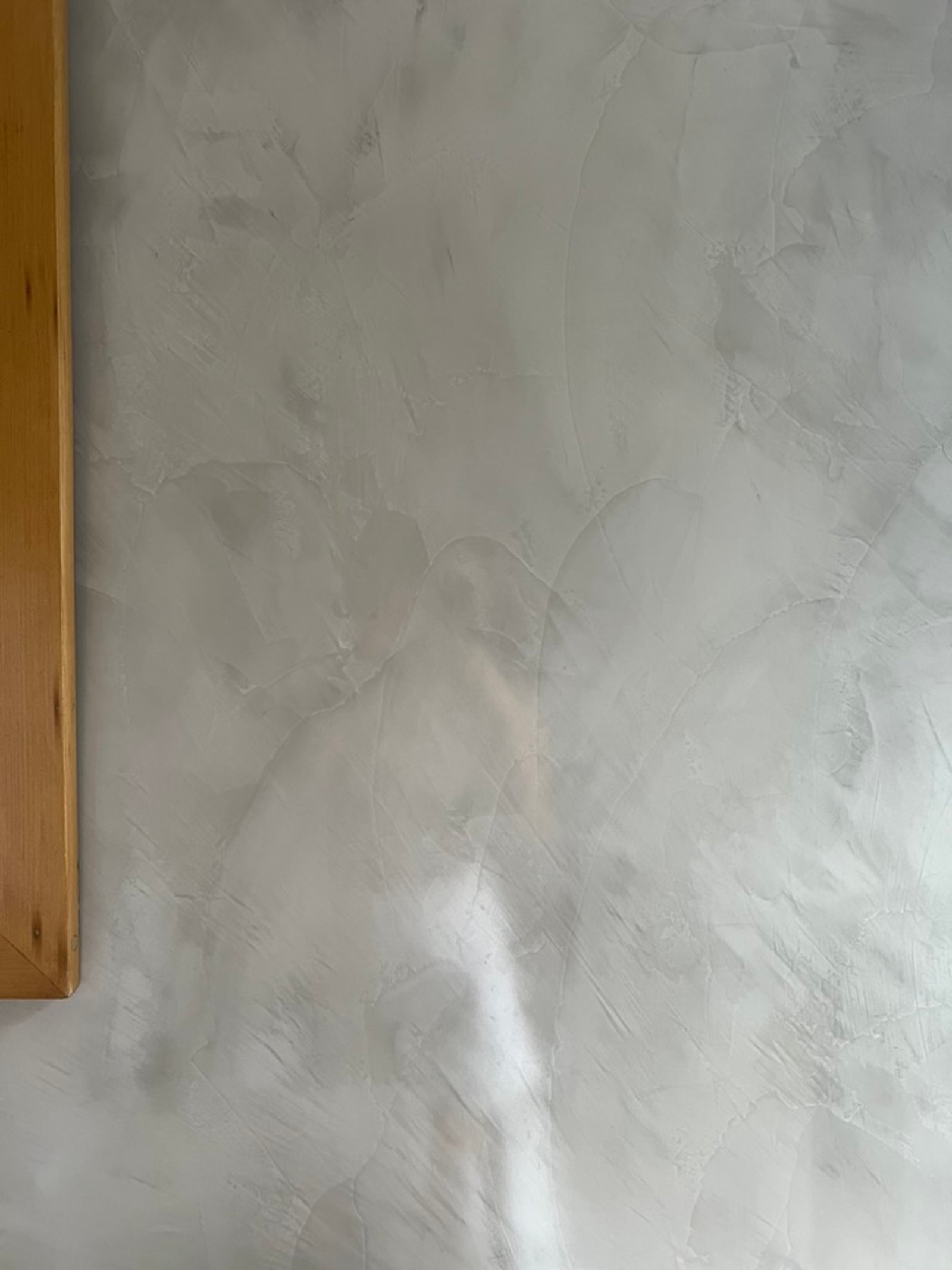 pared texturizada en gris con detalles de madera — proyecto CASA RZ, por SEDE Arq., en Pilar