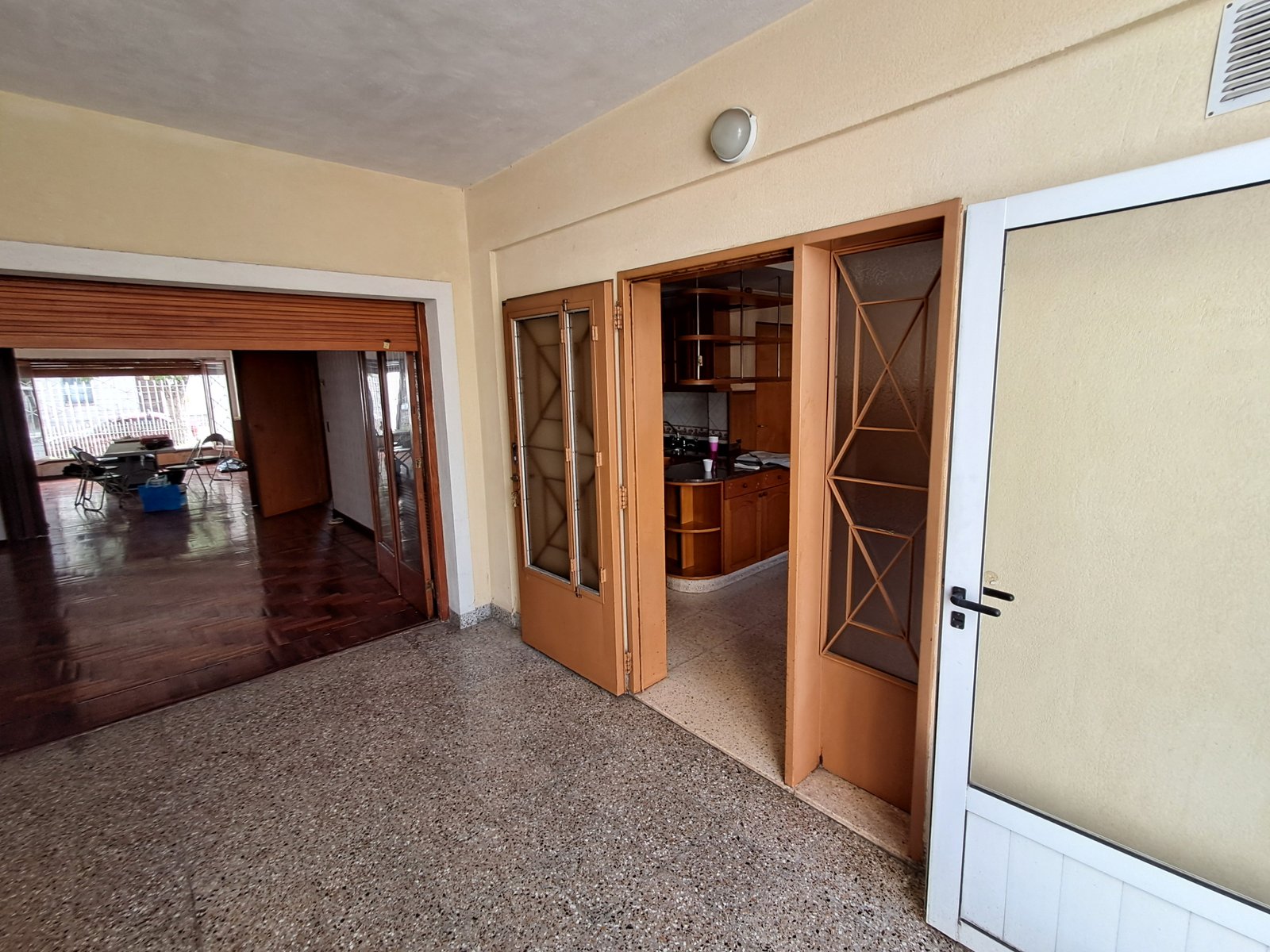 Pasillo interior moderno con acceso a living y cocina — proyecto REFACCIÓN SOLANO LOPEZ, por IRALA CONSTRUCCIONES, en Mariscal Francisco Solano López 3634